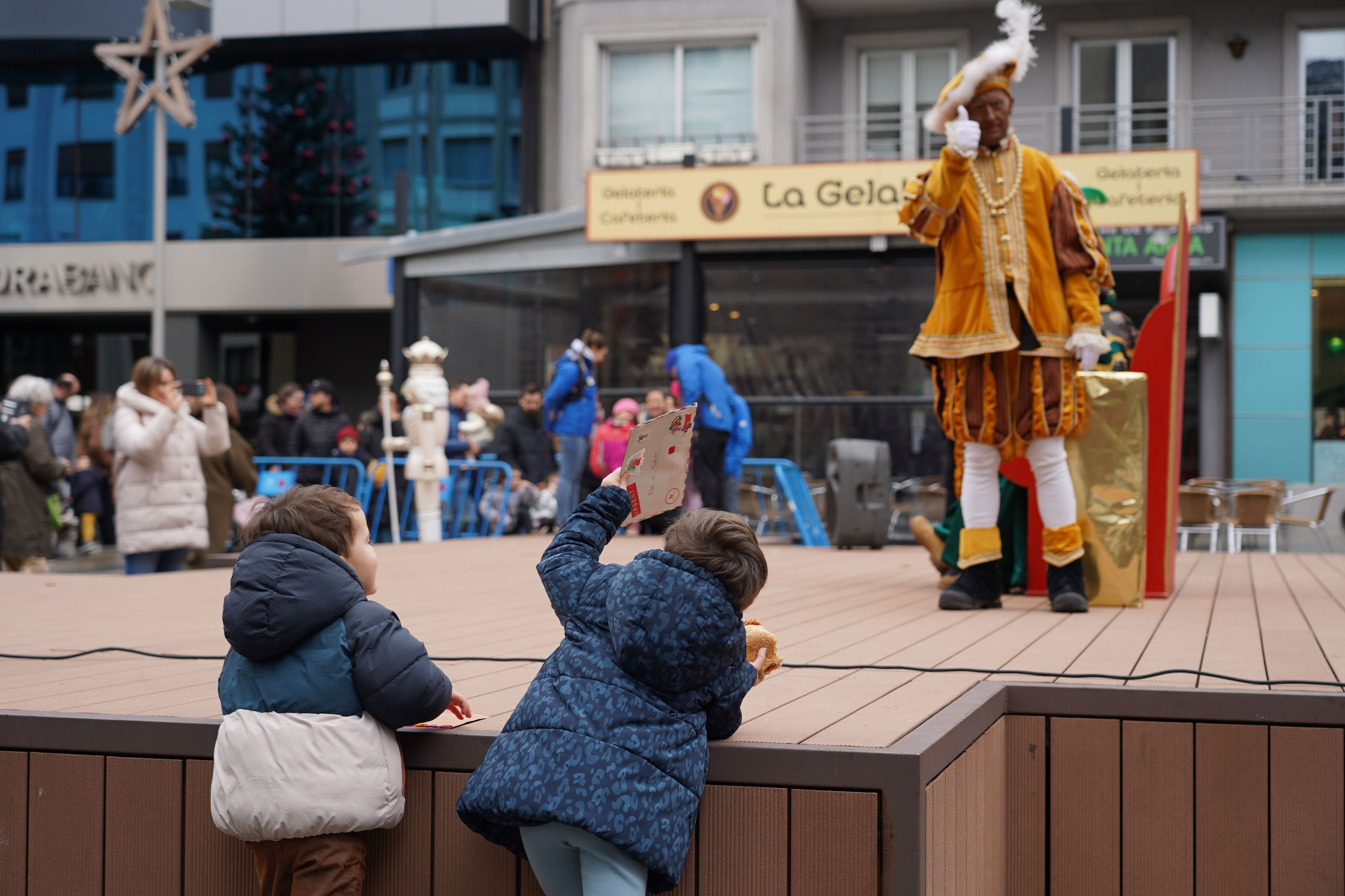 Un nen mostra la seva carta a un dels ajudants del carter. Un nen mostra la seva carta a un dels ajudants del carter.