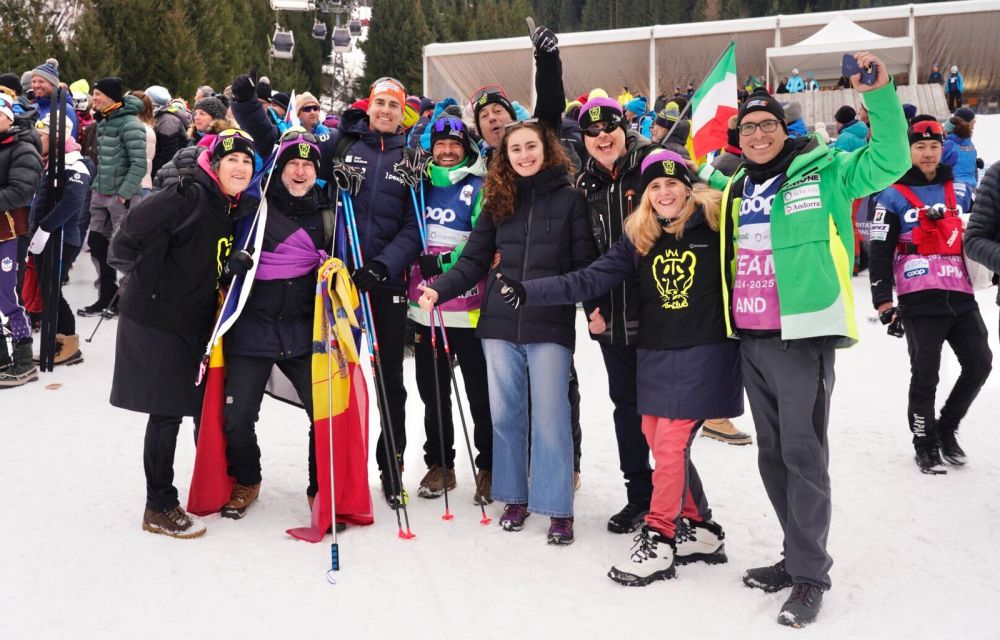 La delegació andorrana, amb Irineu Esteve tercer per l'esquerra, celebrant el bon resultat. La delegació andorrana, amb Irineu Esteve tercer per l'esquerra, celebrant el bon resultat.