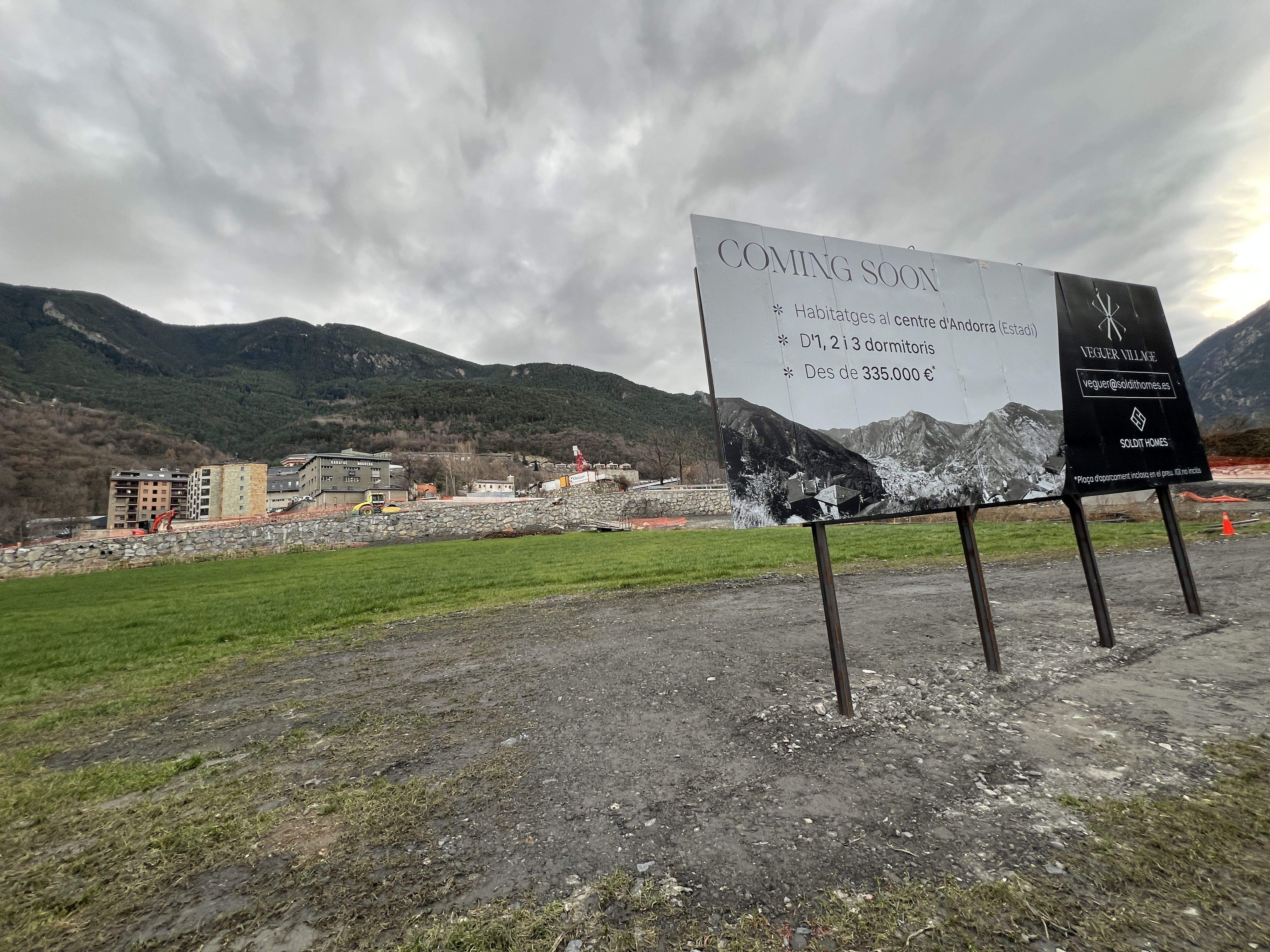 El rètol que dona pistes de la promoció al lloc on s'hauria de fer.