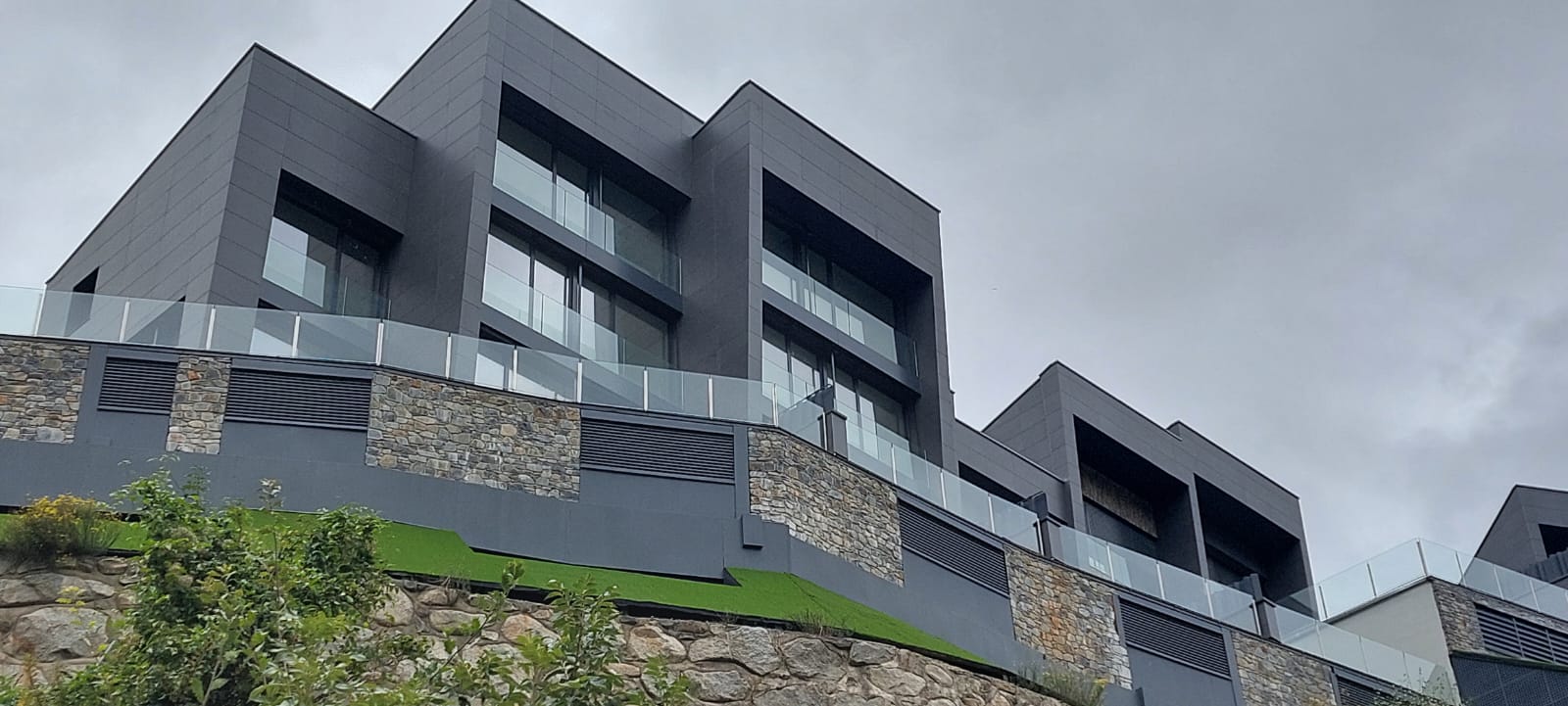 Algunes de les cases que tenen l'espasa de Dàmocles del comú d'Escaldes al damunt.