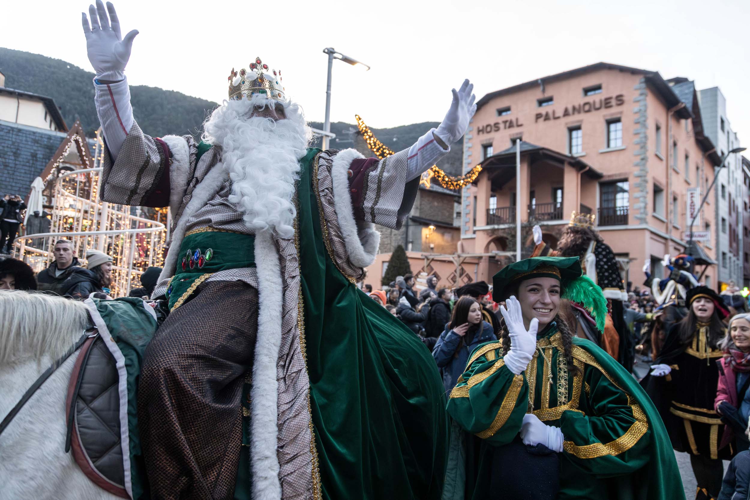 El rei Melcior al seu pas per la cavalcada de la Massana. (Eduard Comellas / Comú de la Massana)
