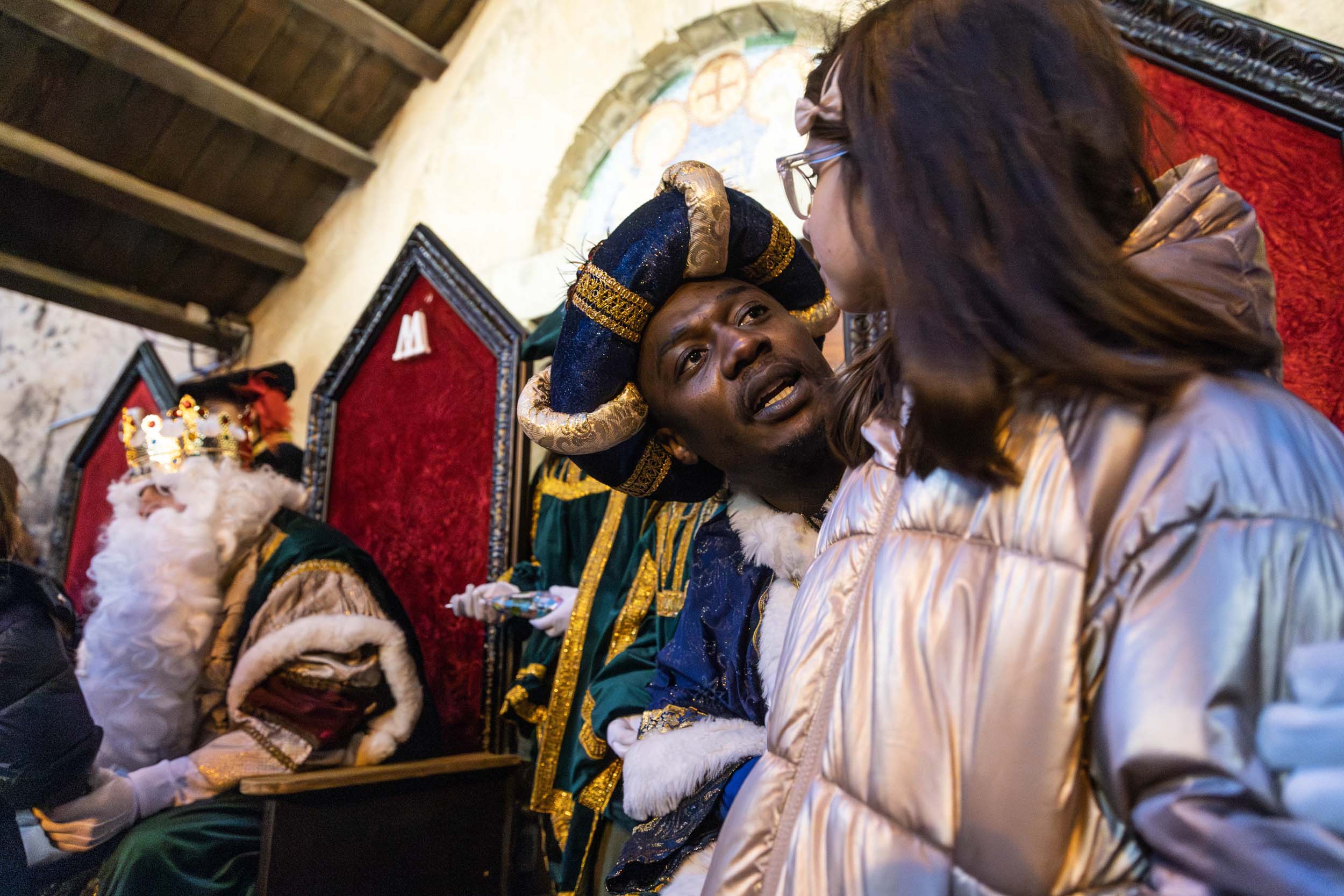 En Baltasar de la Massana saludant una nena. (Eduard Comellas / Comú de la Massana)