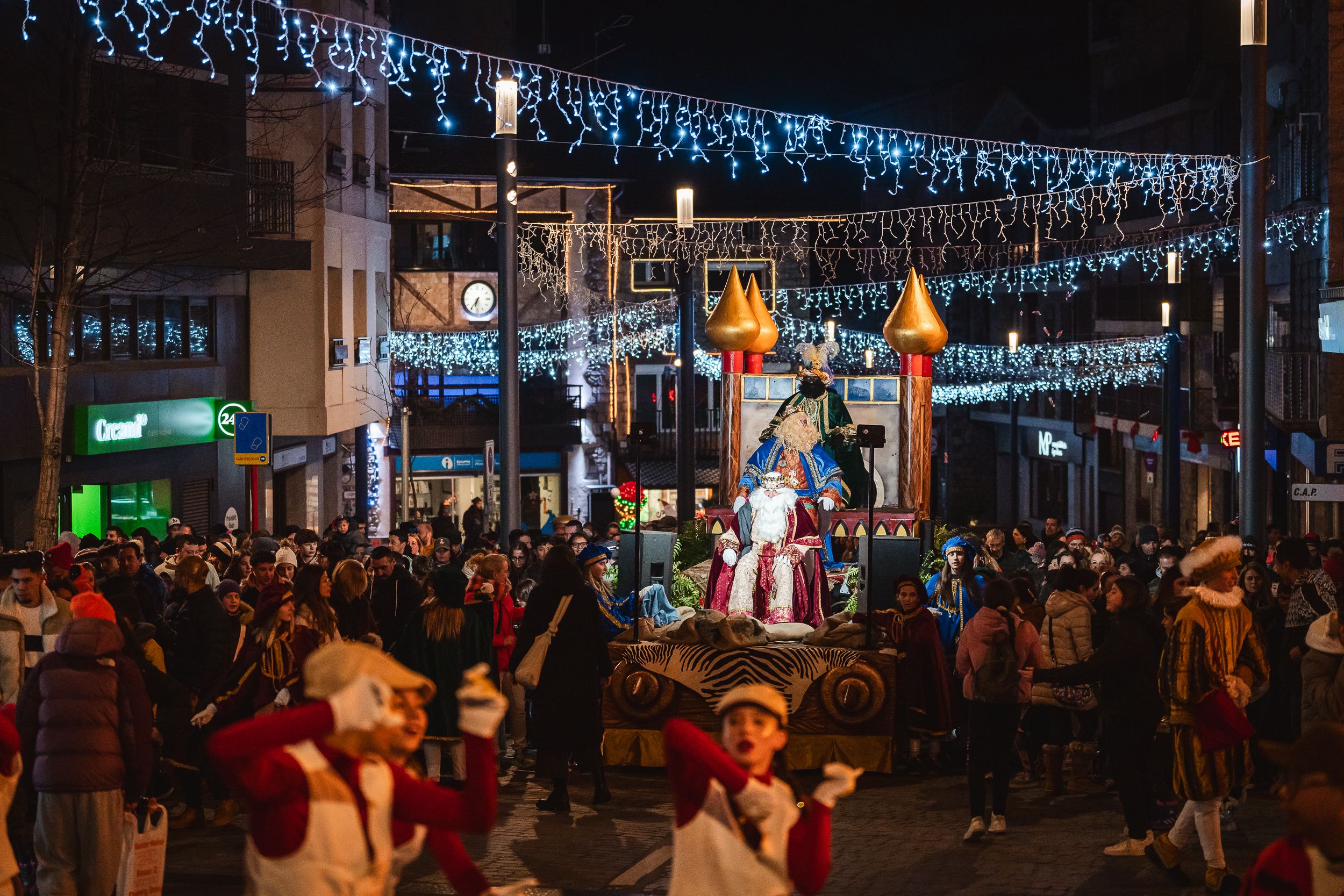 La cavalcada dels Mags d'Orient pels carrers d'Encamp (@RCalvo/Comú Encamp)