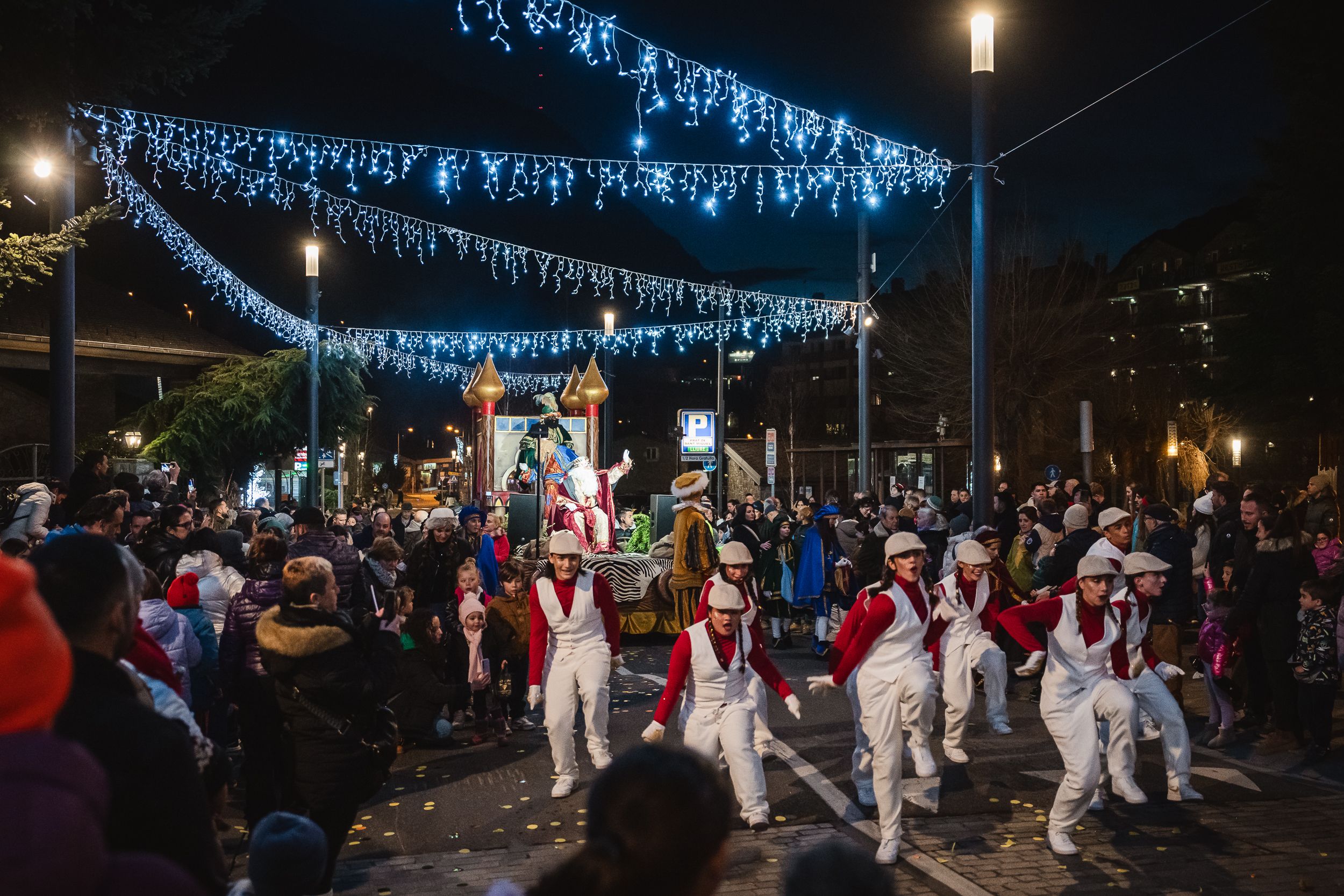 La cavalcada dels Mags d'Orient pels carrers d'Encamp (@RCalvo/Comú Encamp)
