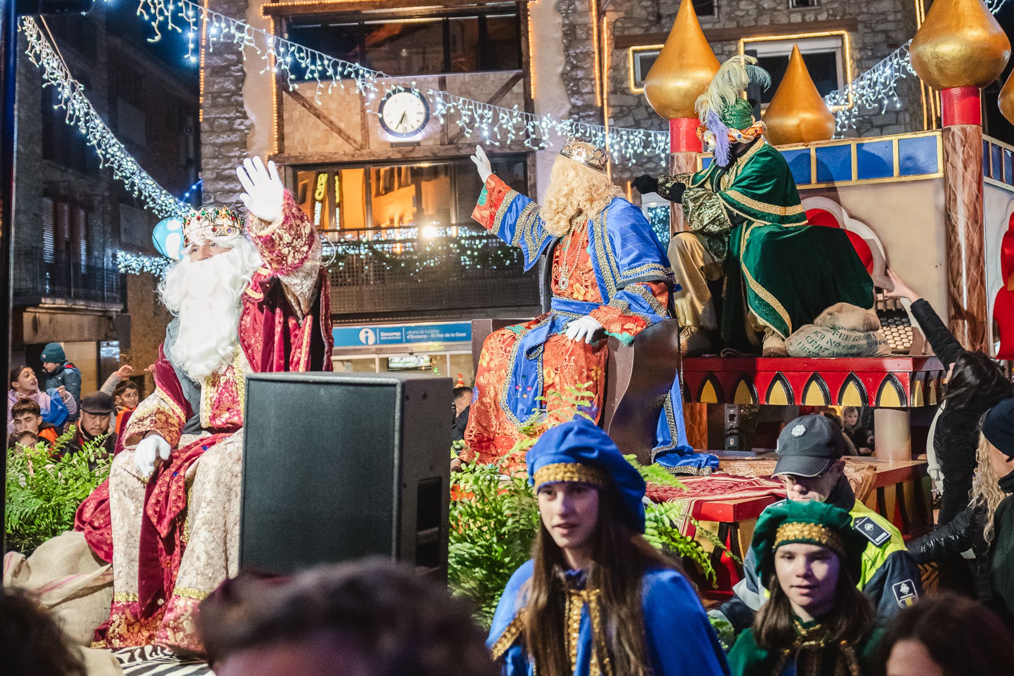 La cavalcada dels Mags d'Orient pels carrers d'Encamp (@RCalvo/Comú Encamp)