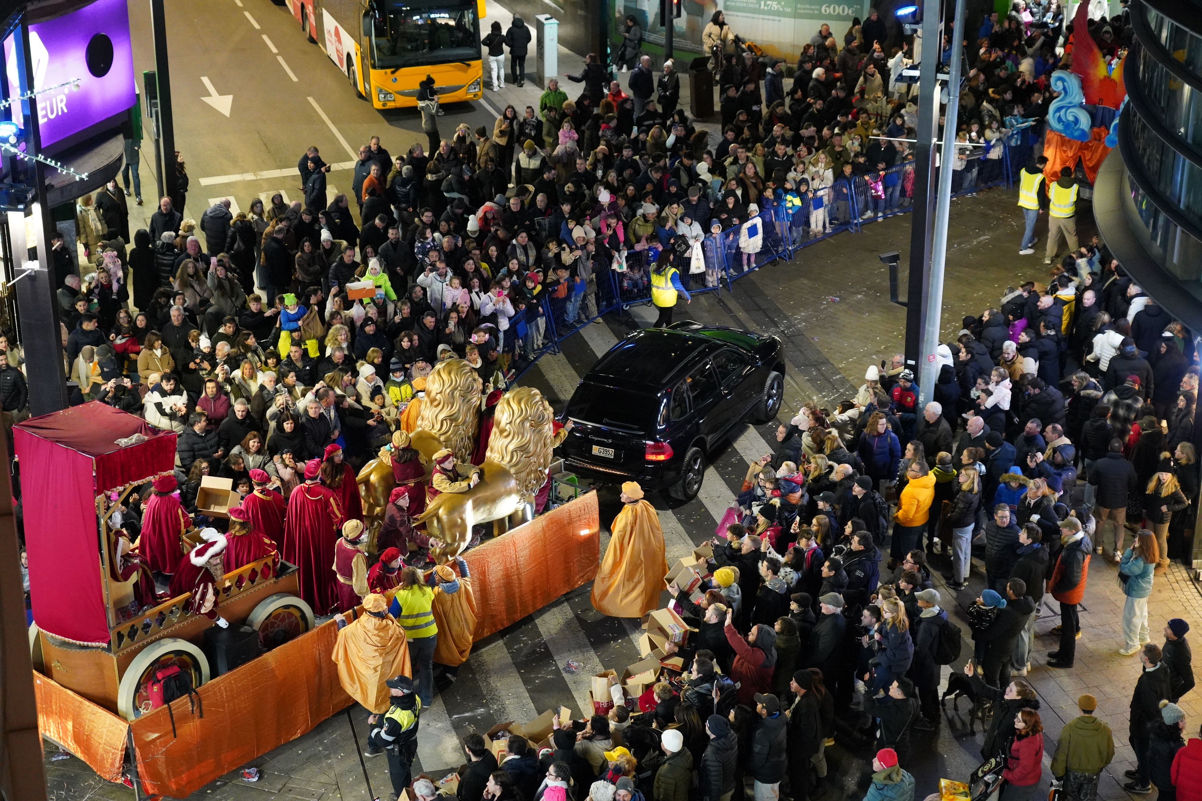 Una multitud observant el pas de la cavalcada a la zona de la Rotonda.