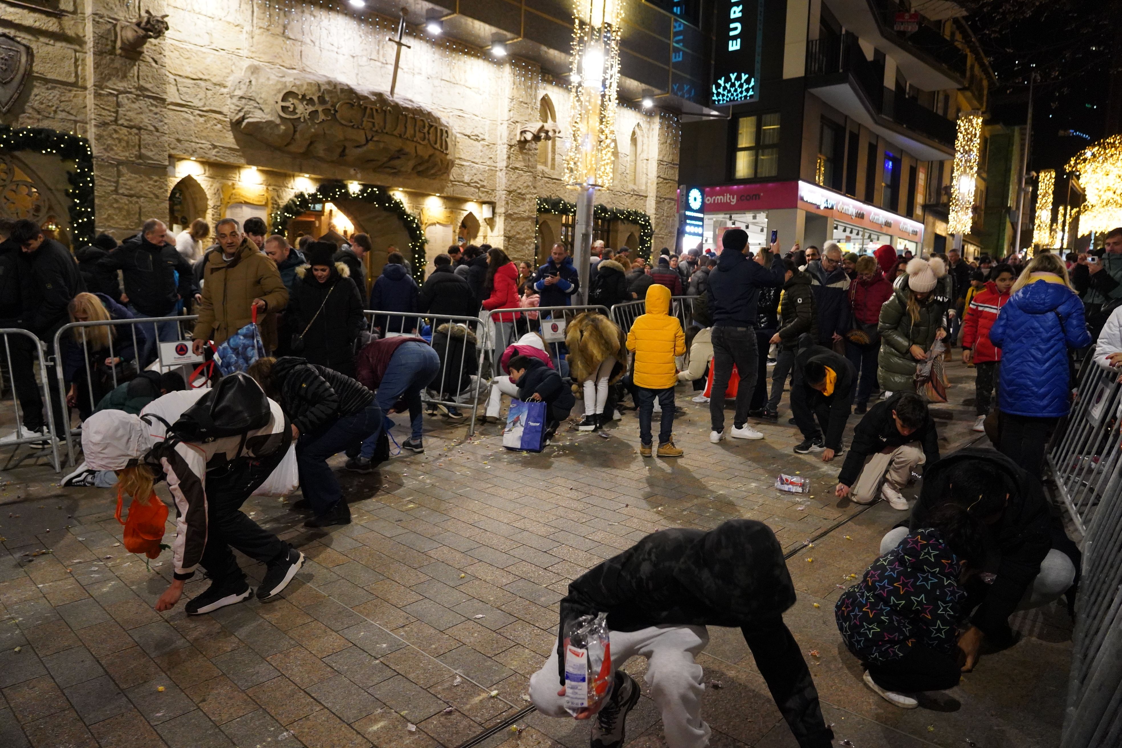 Invasió del carrer per arreplegar caramels.