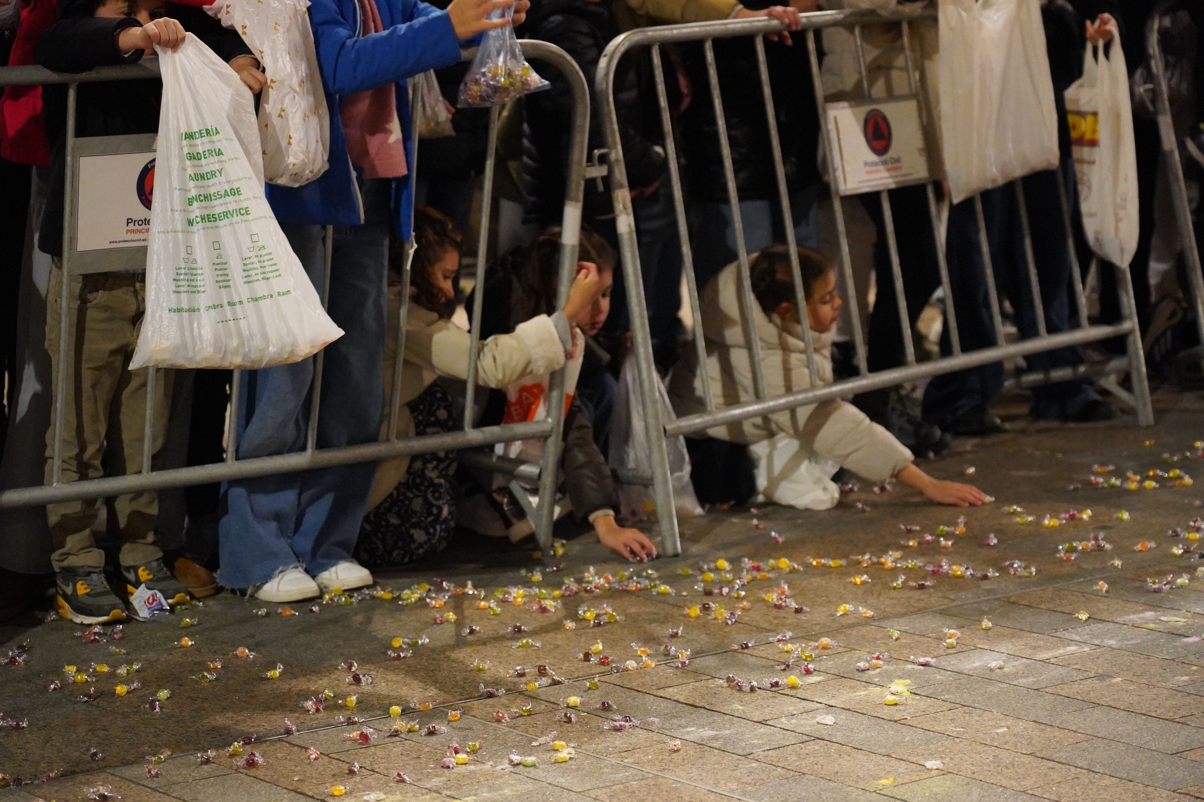 Dues petites ajupides agafant caramels.
