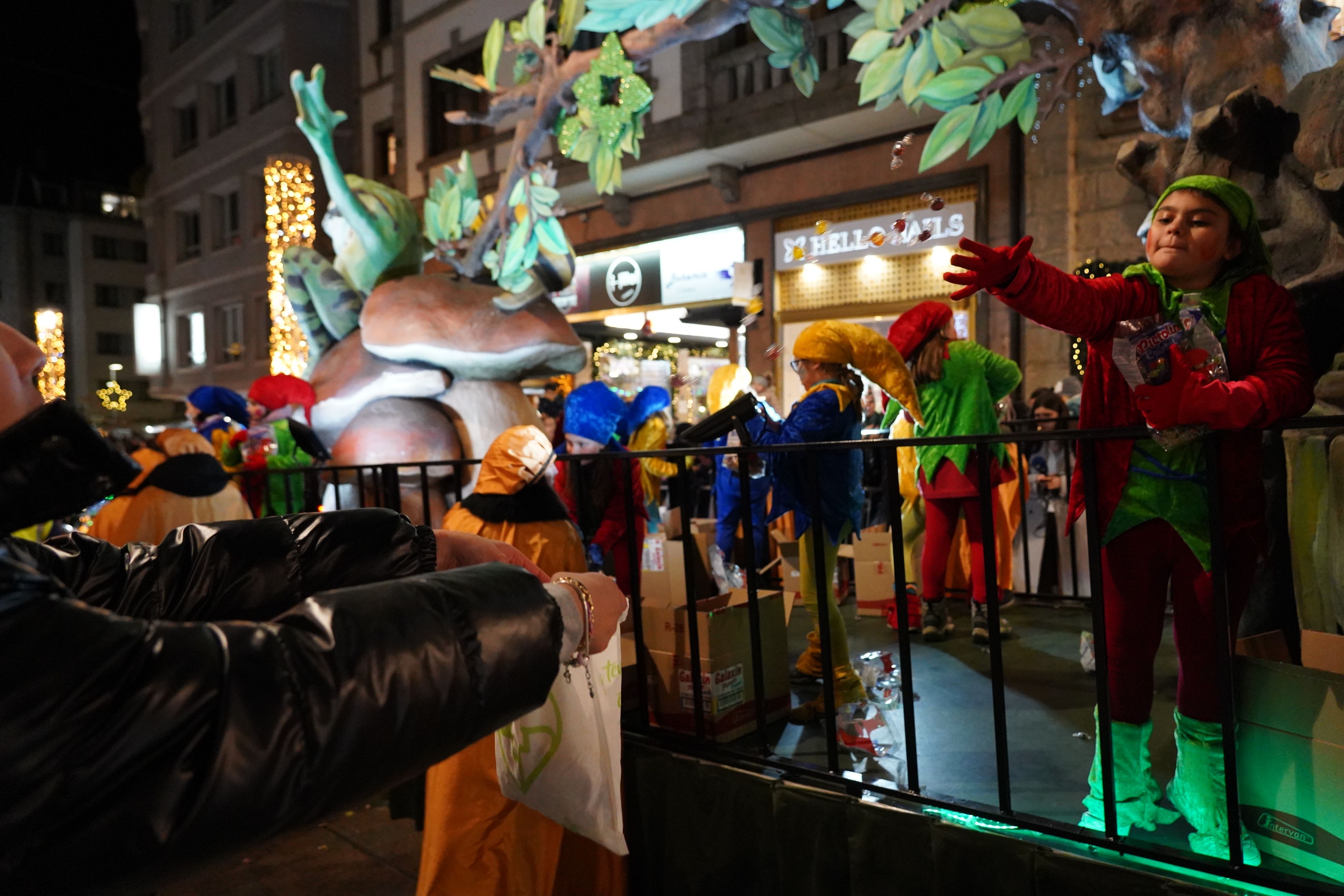 Parant la bossa per rebre caramels.