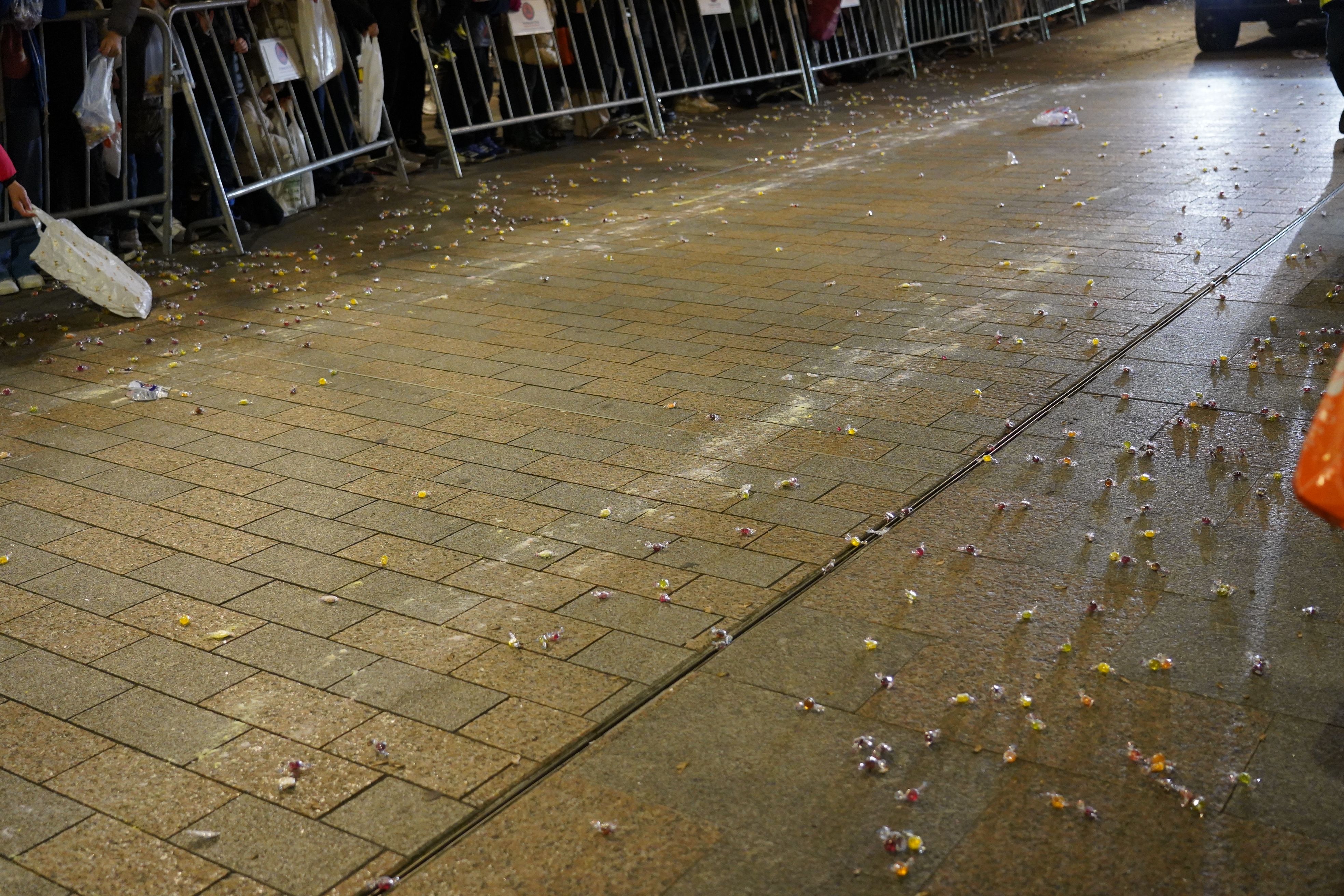 El carrer ple de caramels després del pas de la cavalcada.