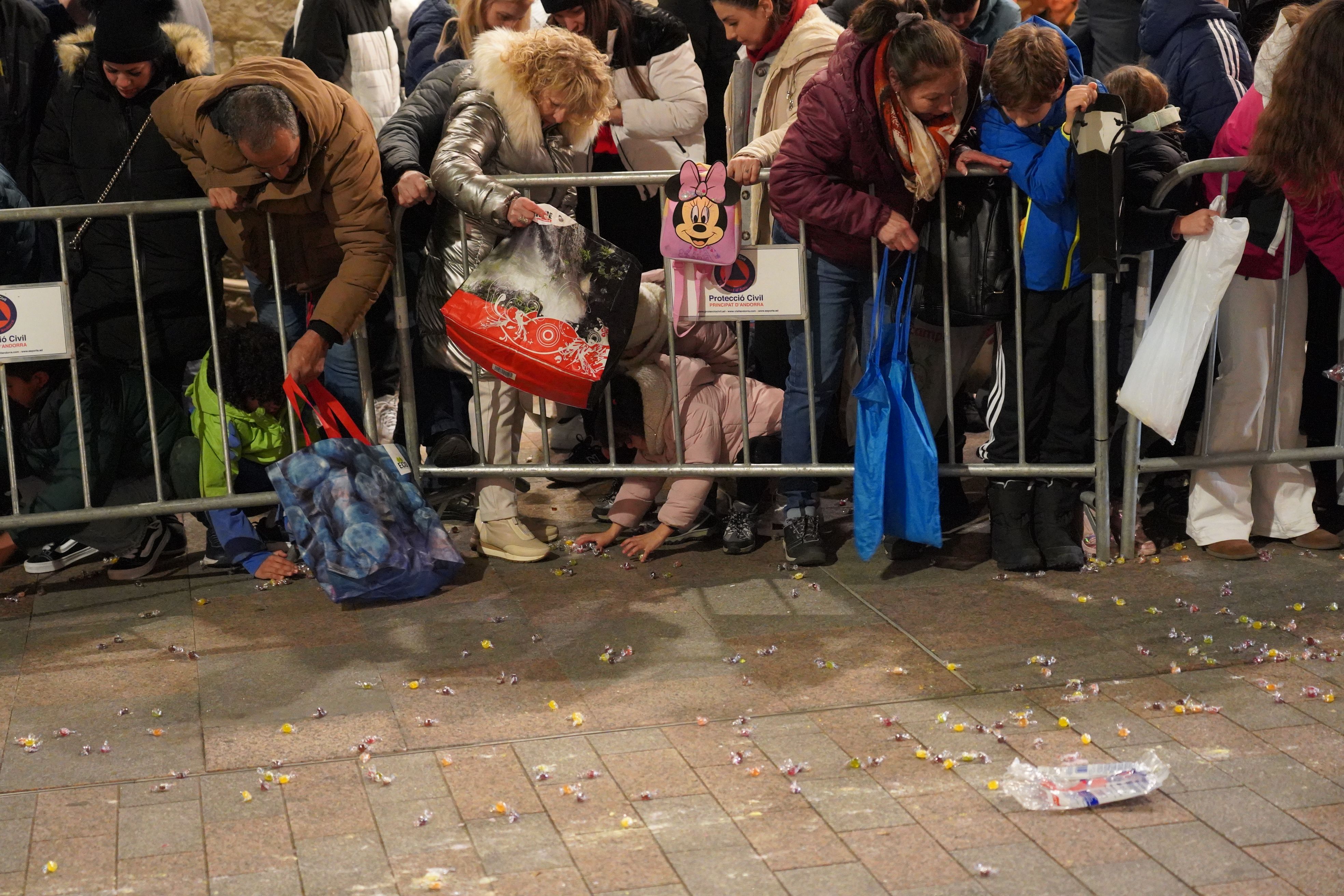 Tothom mira d'arreplegar caramels, encara que calgui ajupir-se.