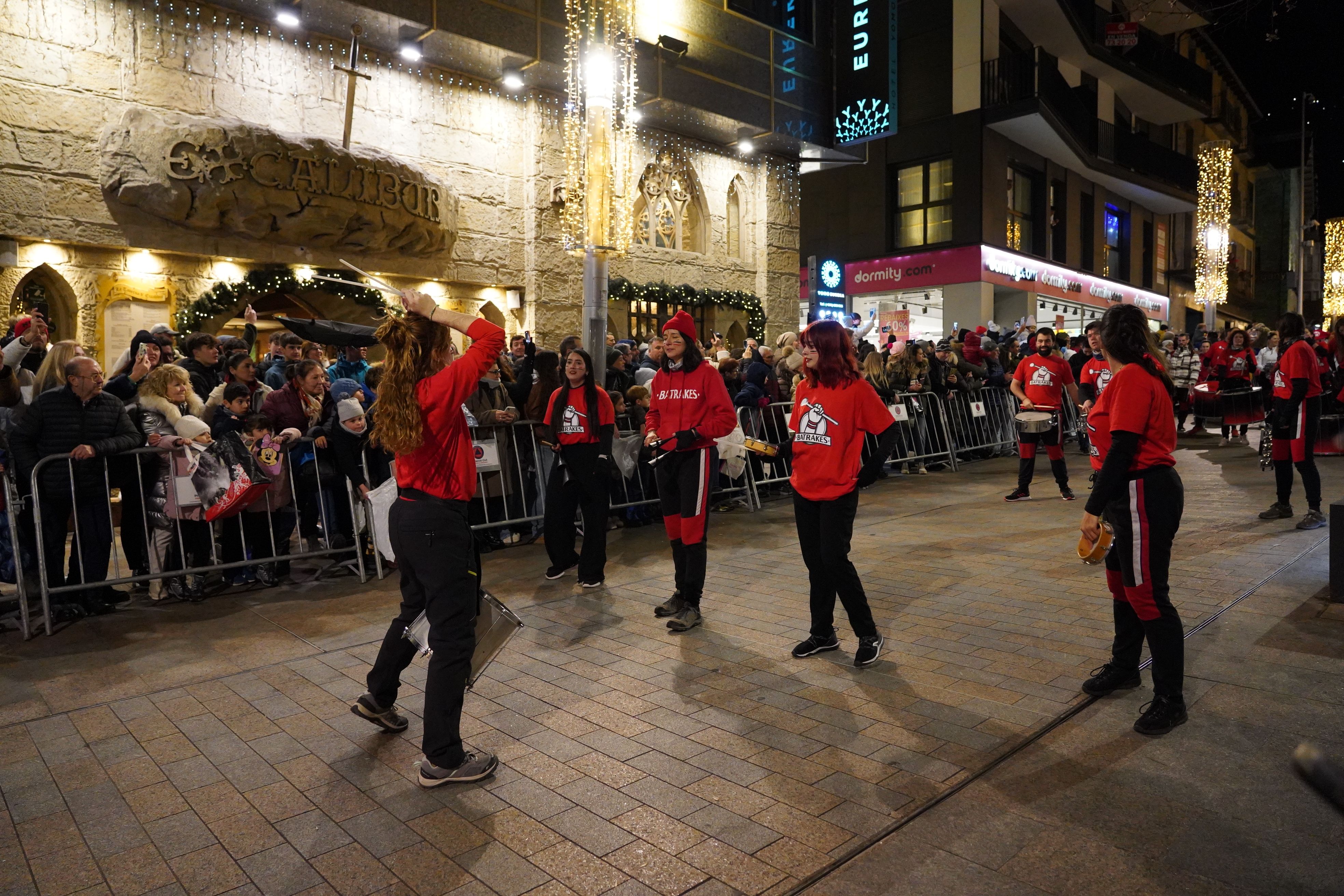 Una batukada obria la cavalcada.