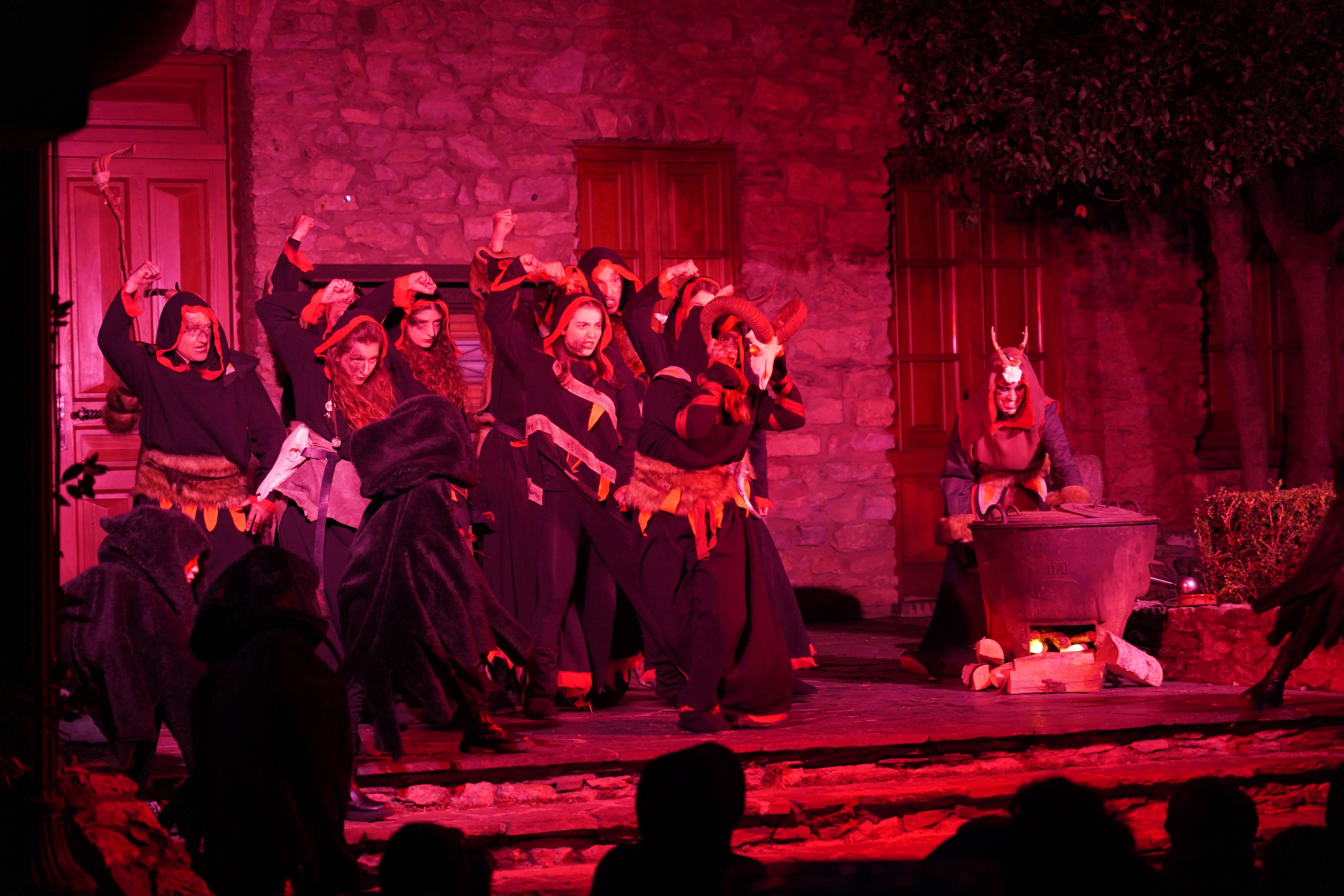 Dimonis i fúries a sobre l'escenari.