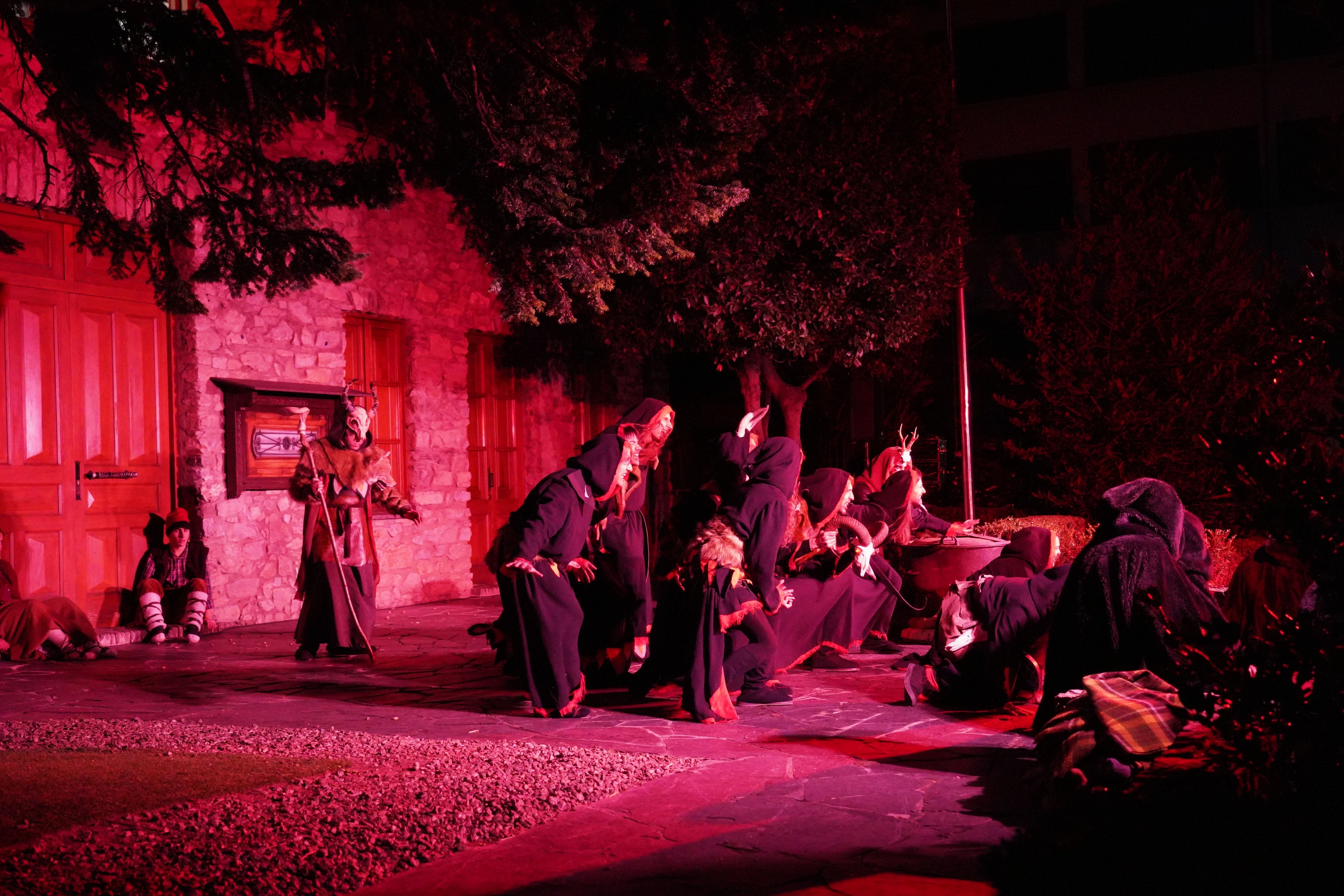 Dimonis i fúries a sobre l'escenari.