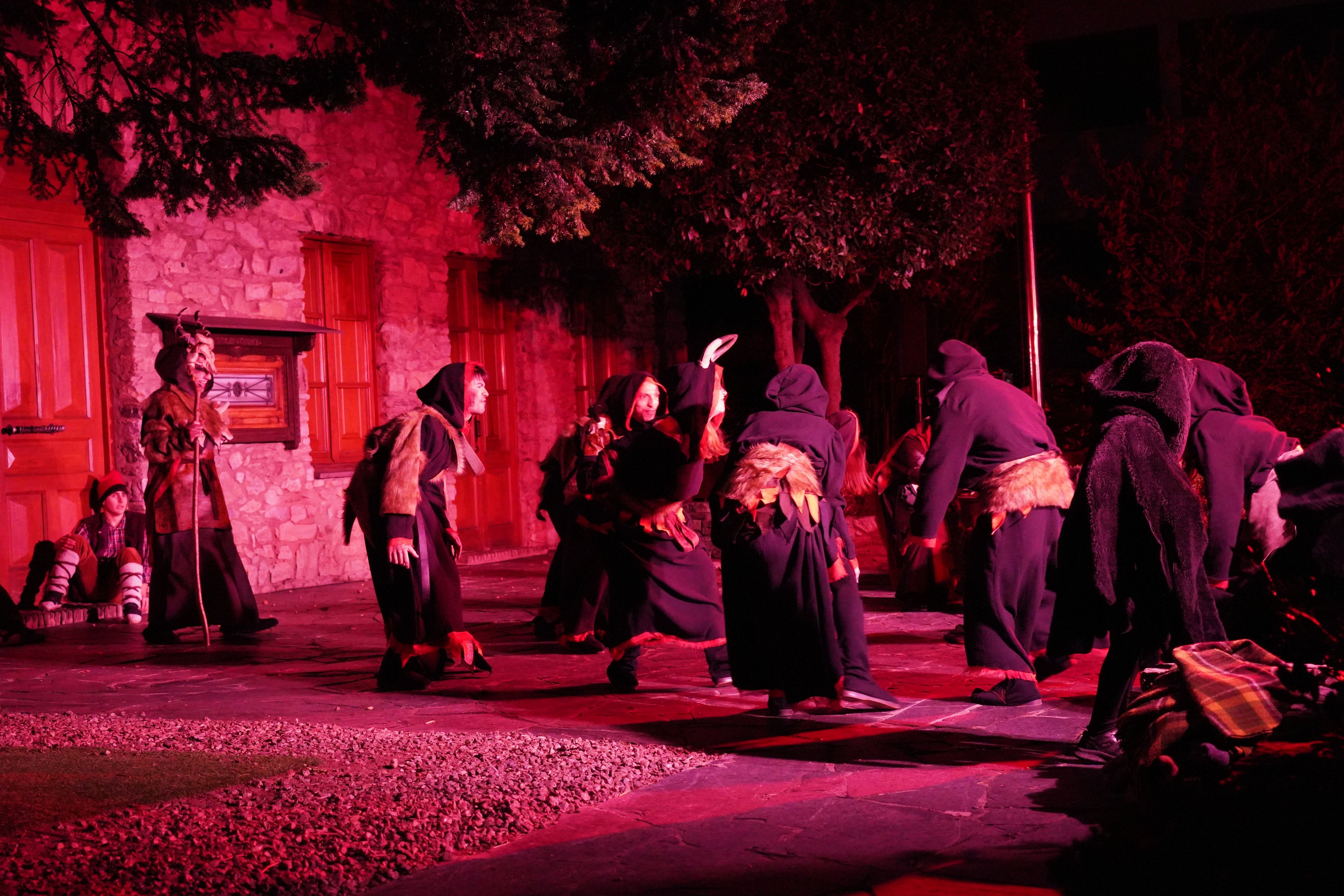 Dimonis i fúries a sobre l'escenari.