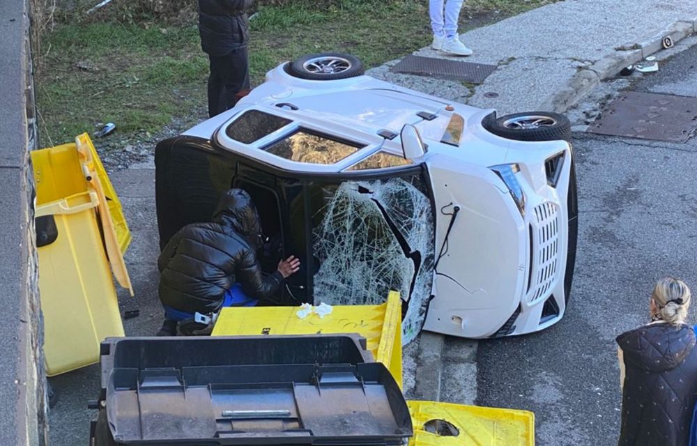 El cotxe ha bolcat al carrer Tossalet i Vinyals. El cotxe ha bolcat al carrer Tossalet i Vinyals.