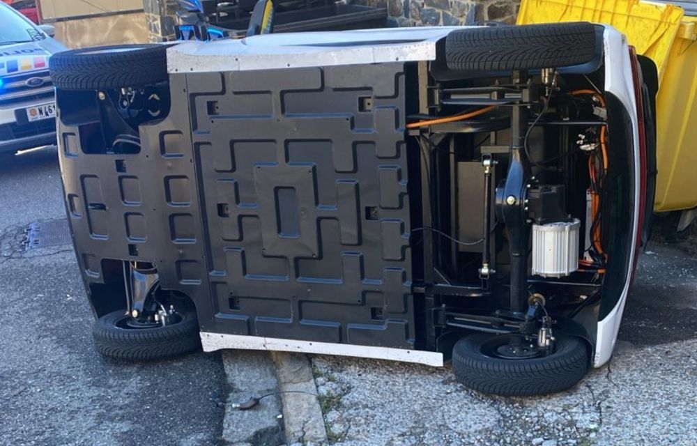 El cotxe ha quedat damunt la voravia. El cotxe ha quedat damunt la voravia.