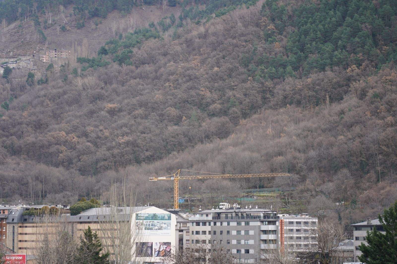Una grua a Andorra la Vella.