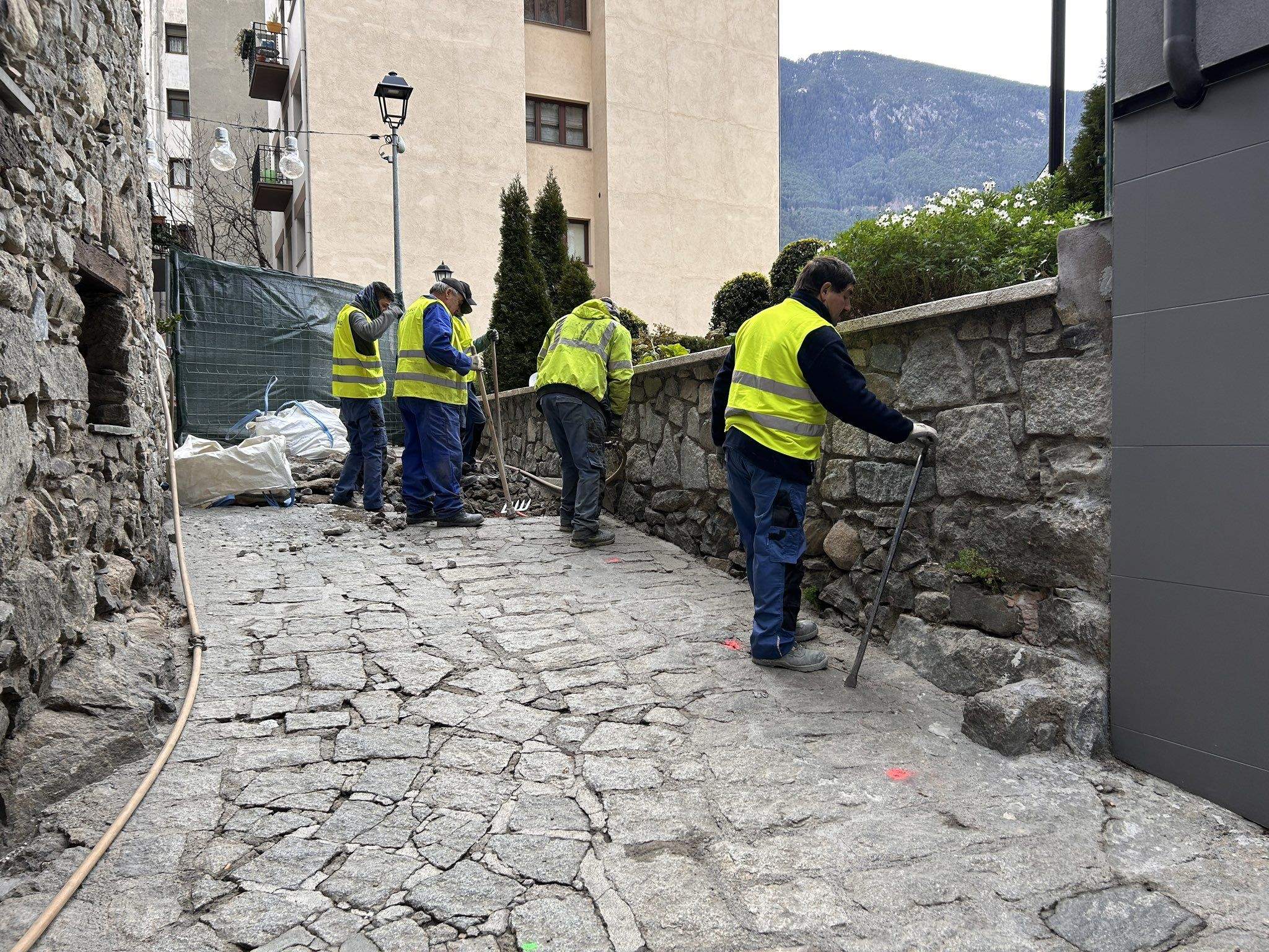 Operaris treballant aquest dijous a la zona.