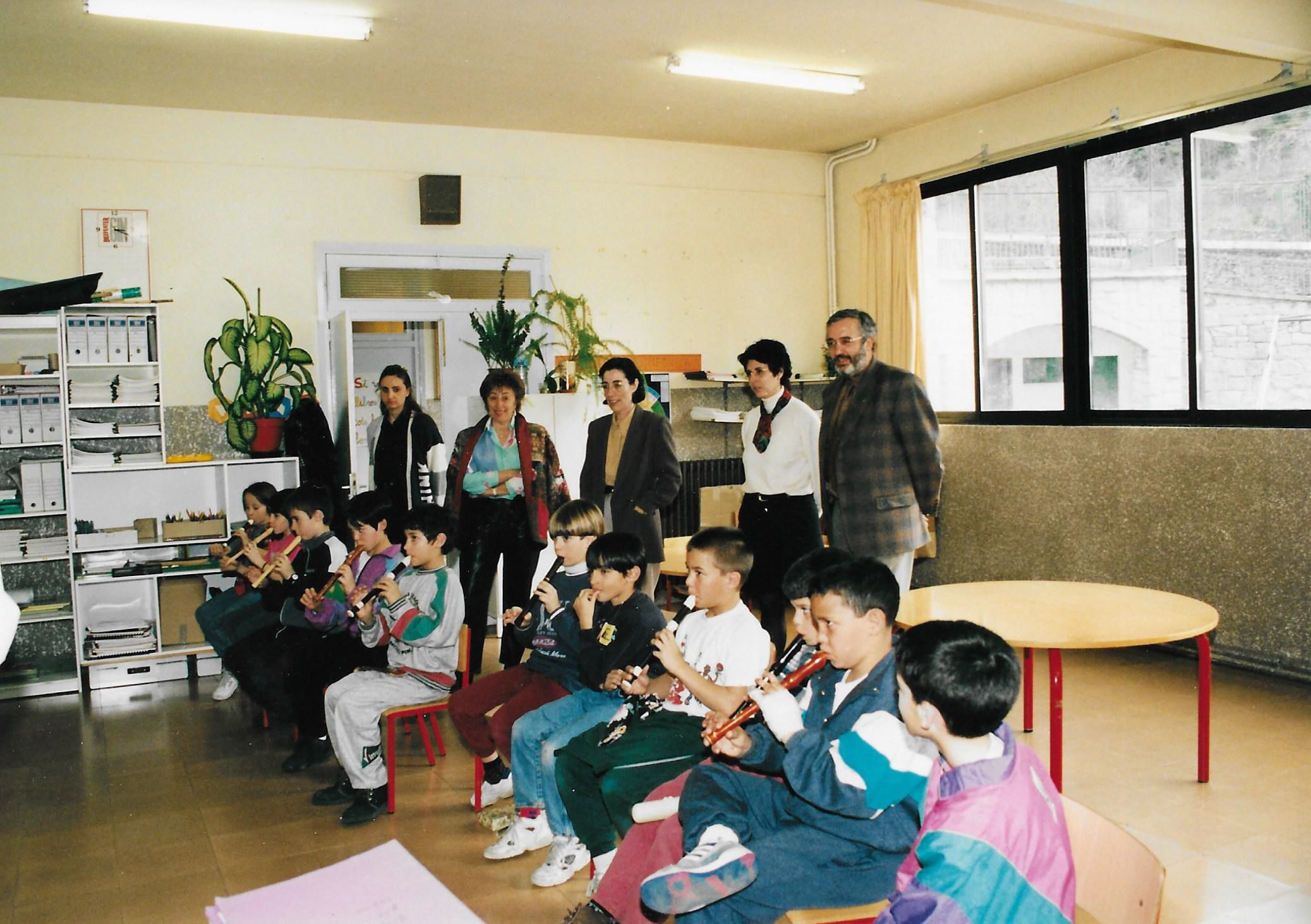 Visita del cap de Govern, Marc Forné, a una classe de l'Escola andorrana de Sant Julià, el 1995. Visita del cap de Govern, Marc Forné, a una classe de l'Escola andorrana de Sant Julià, el 1995.