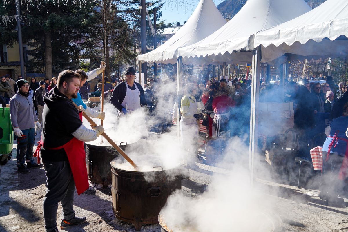 Cuiners andorrans, fent escudella l'any passat mentre la multitud espera amb el tiquet. 
