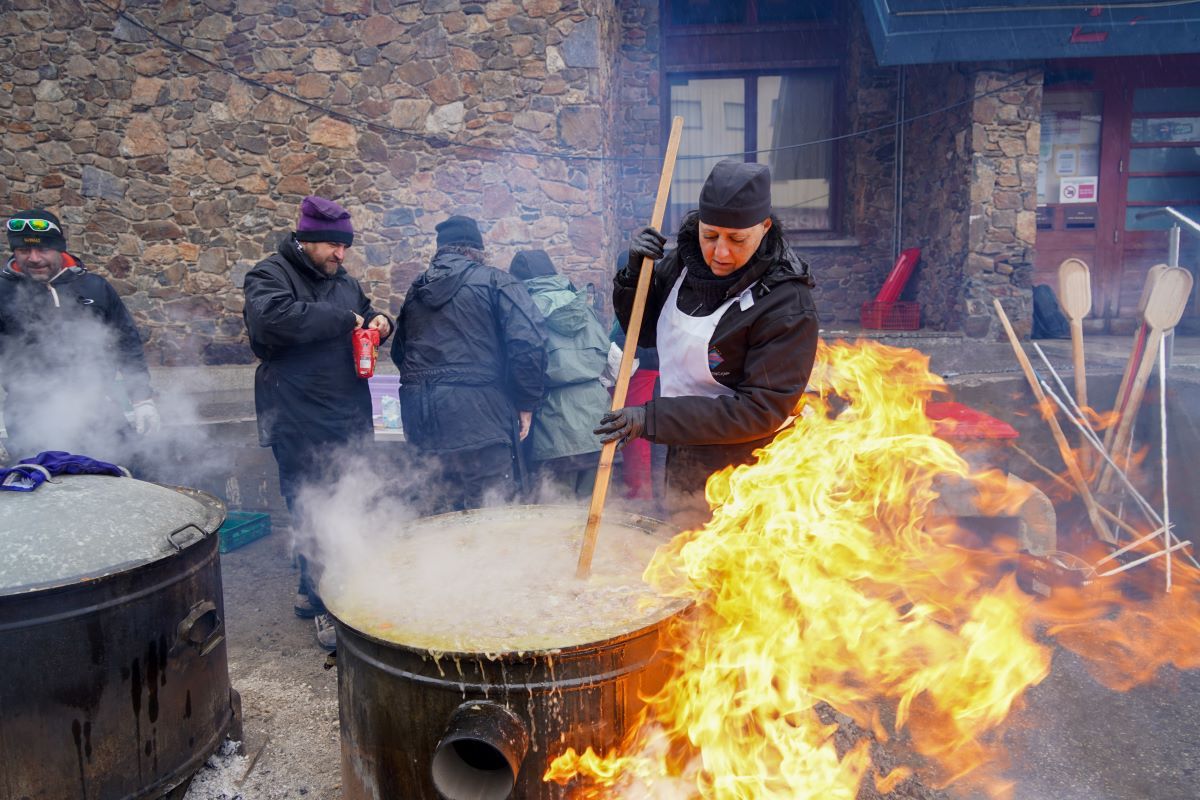 Així van cuinar l'escudella del Pas de la Casa l'any passat. Així van cuinar l'escudella del Pas de la Casa l'any passat.