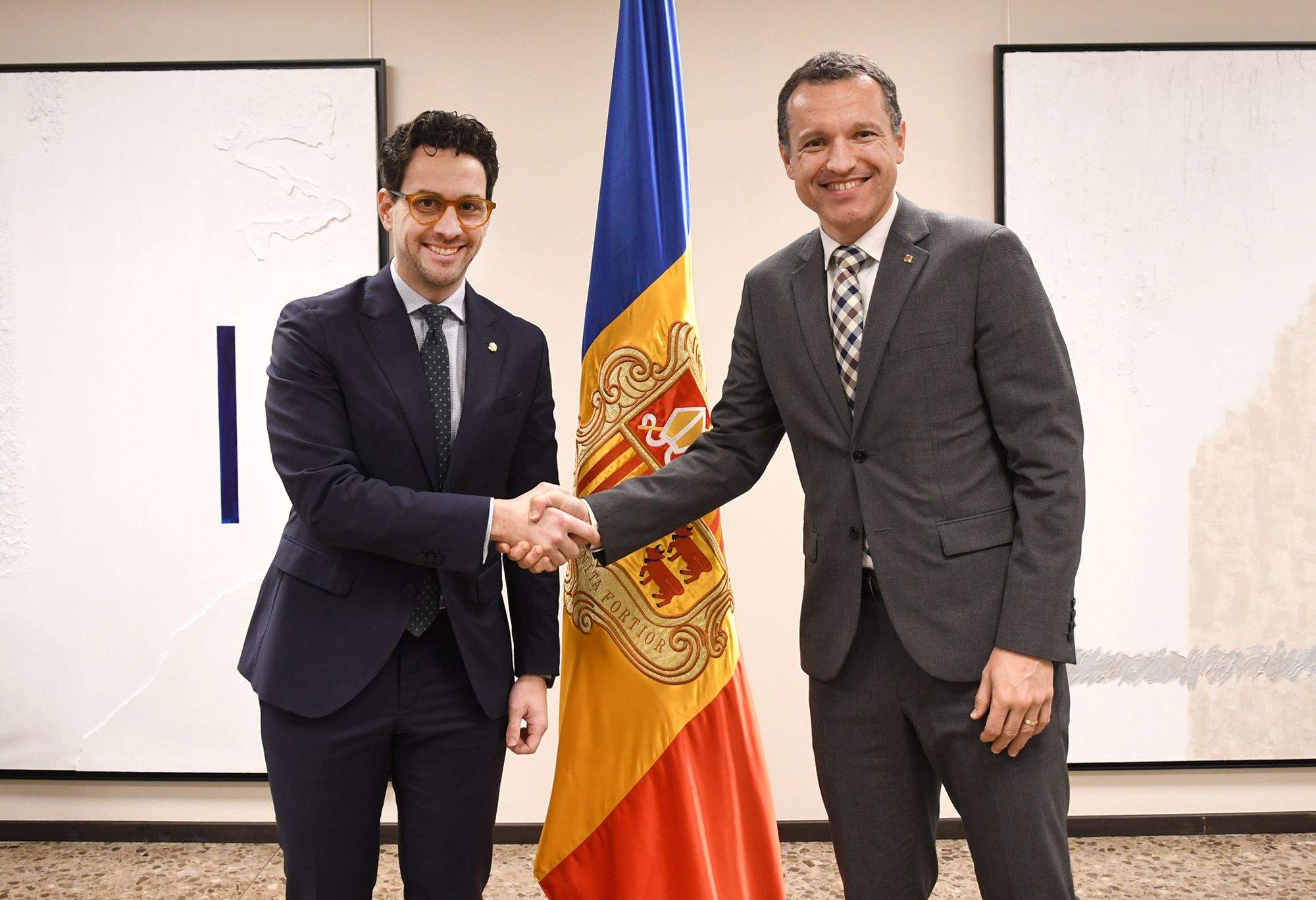 ENCAIXADA DE MANS ENTRE CASAL I ORDEIG.