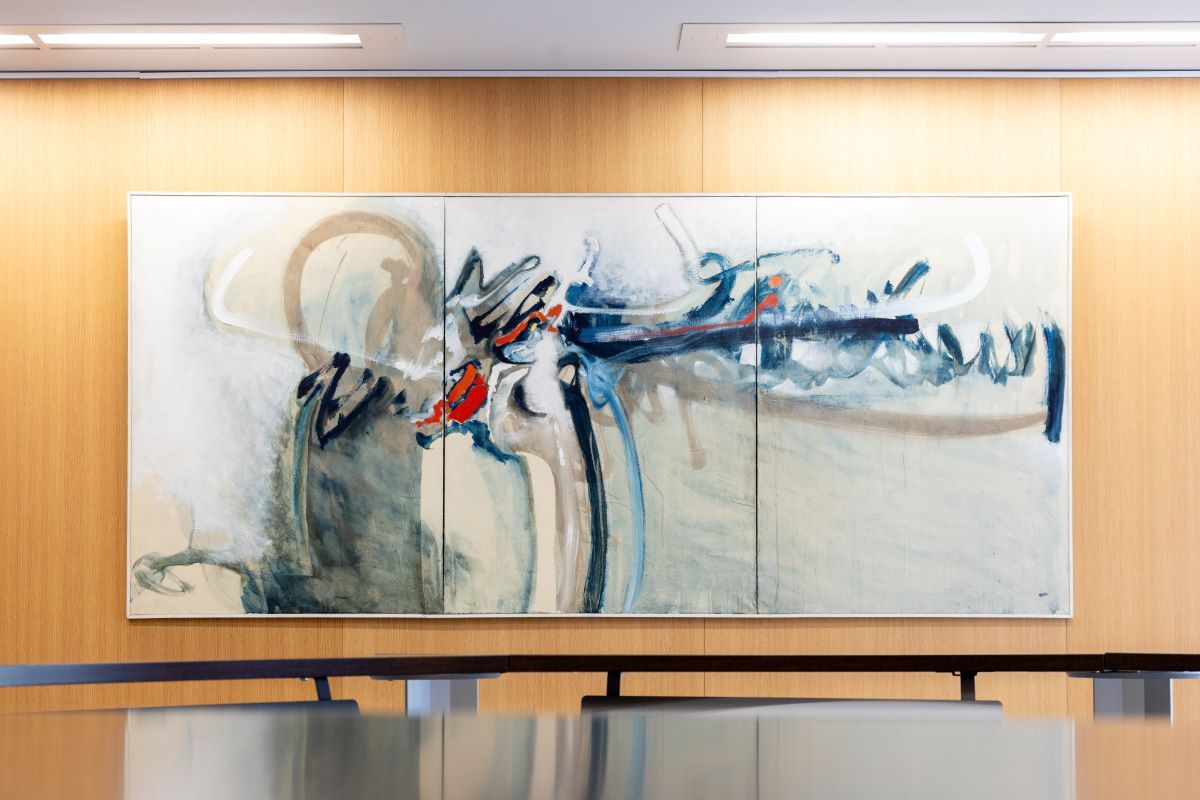 L'obra A.3.86, a la sala de la Junta de Presidents, en format de tríptic (120x291 cm).