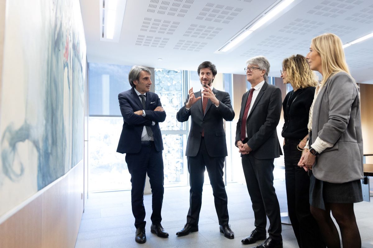 El síndic, conversant amb l'ambaixador, el president i la directora del museu francès i la subsíndica. El síndic, conversant amb l'ambaixador, el president i la directora del museu francès i la subsíndica.