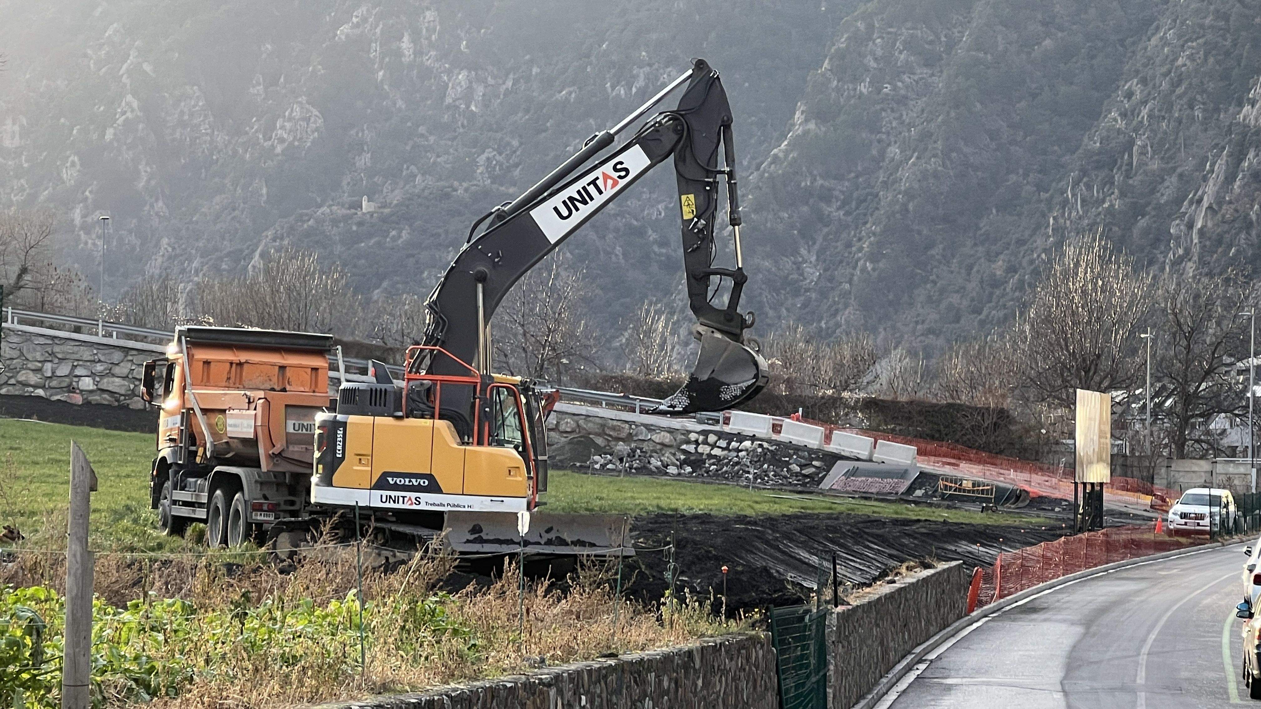 Màquines treballant en la urbanització de la zona.