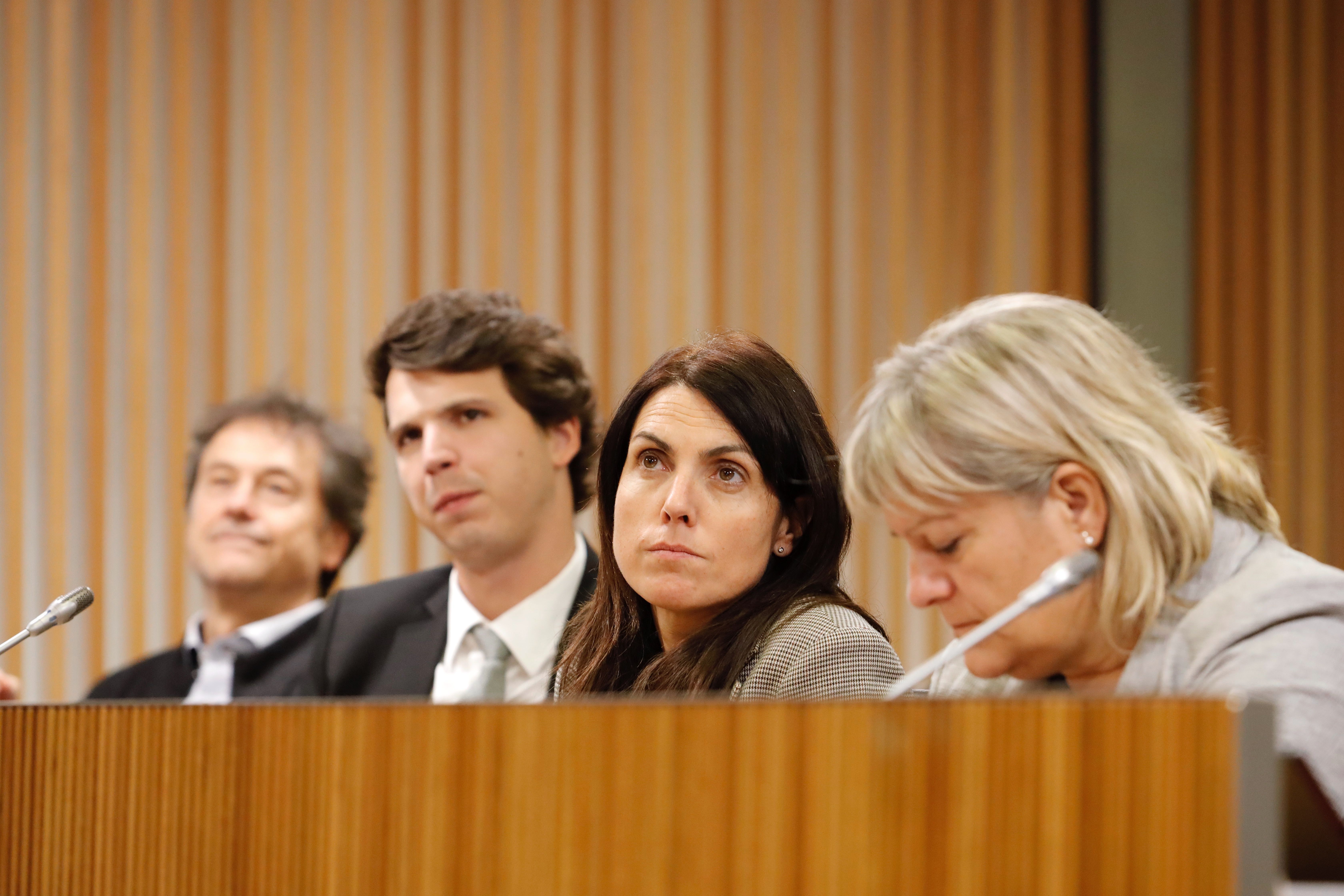 Consellers de la comissió d'Economia durant una reunió pública. Consellers de la comissió d'Economia durant una reunió pública.