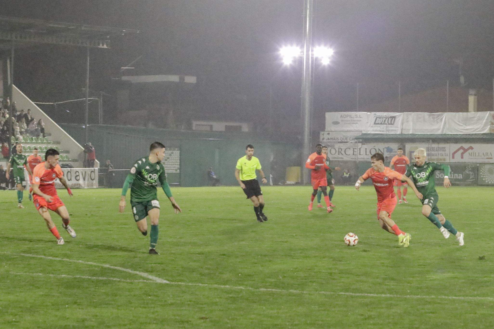 Josep Cerdà prova de marxar de la defensa local amb dificultats.