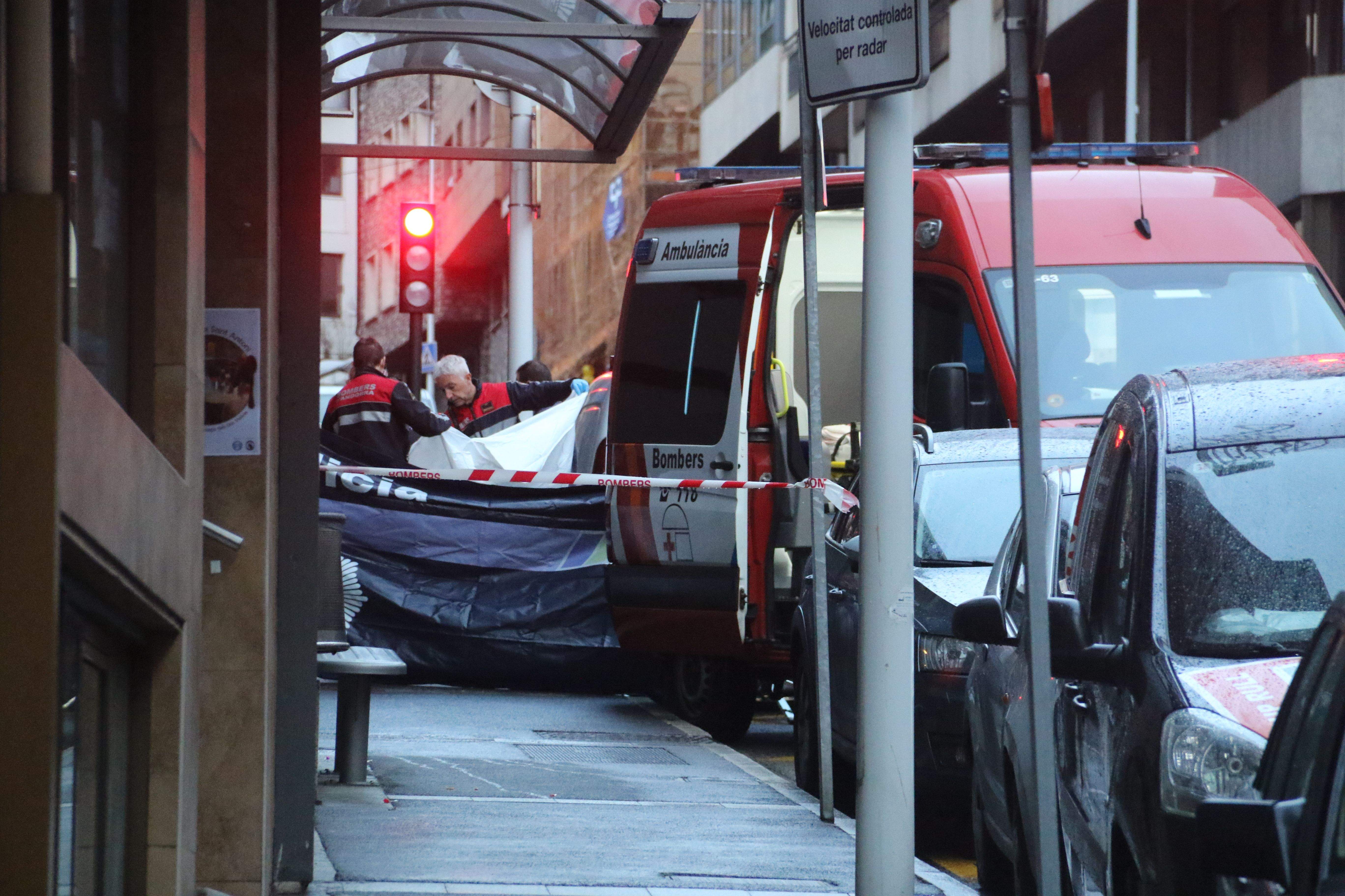 Els bombers fent tasques per retirar el cadàver.