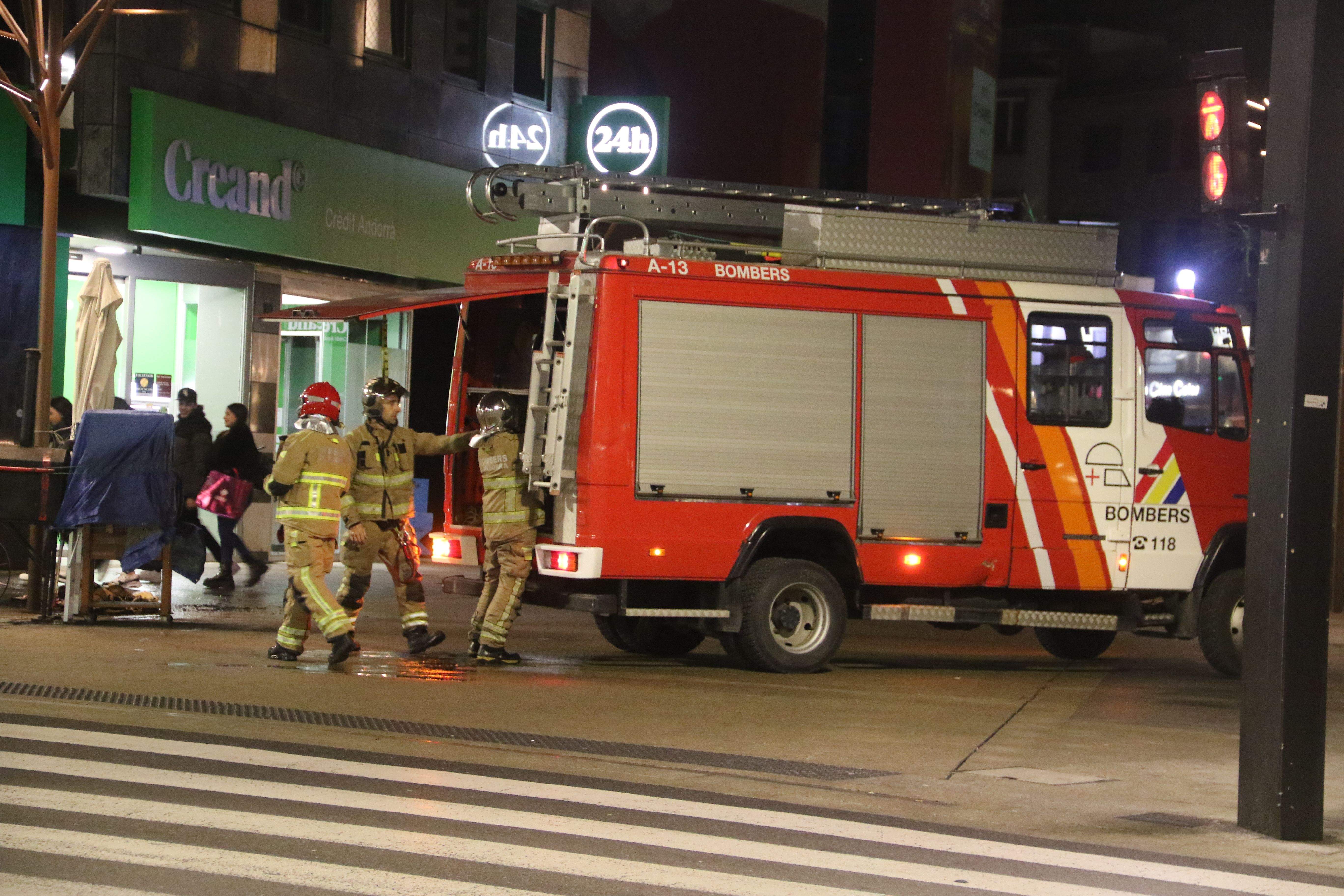 Els bombers un cop ja havien acabat la intervenció a la Rotonda.