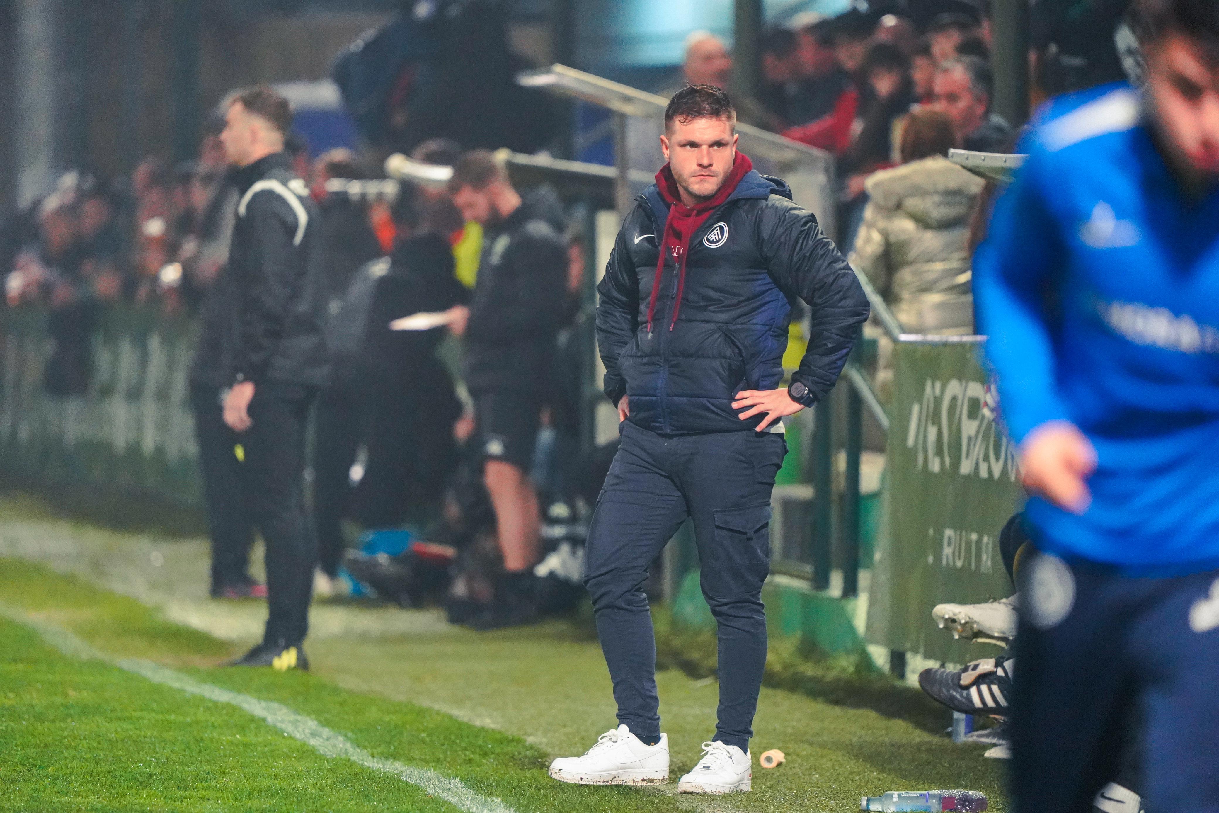 Ferran Costa, aguantant sota la pluja a la zona tècnica de l'estadi d'Espiñedo.