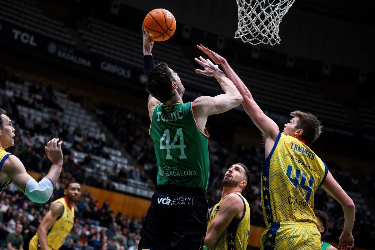 Tomic, davant l'oposició de Ben Lammers. 