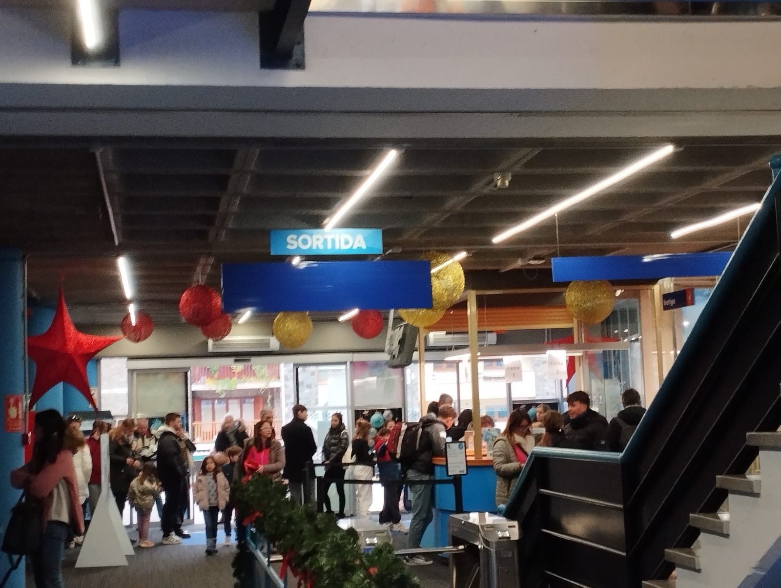 Cues de gent durant aquest desembre per treure entrades pel Palau de Gel.