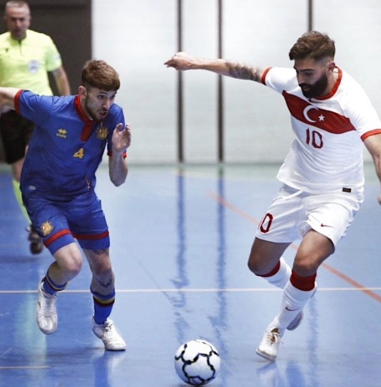 Adrià Blat, en un compromís internacional davant la selecció de Turquia. Adrià Blat, en un compromís internacional davant la selecció de Turquia.