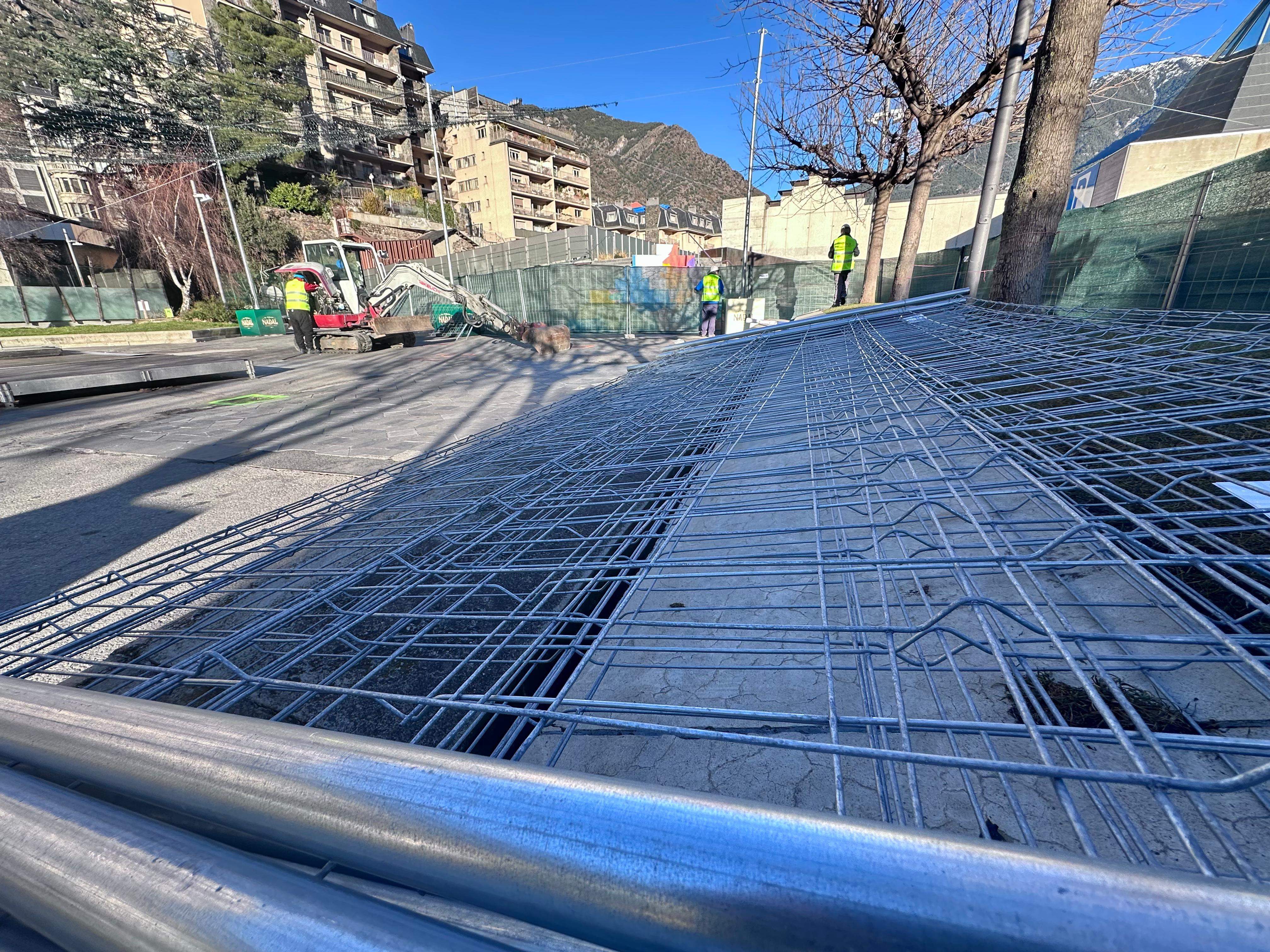 Els operaris ja estan treballant a la plaça del Poble.