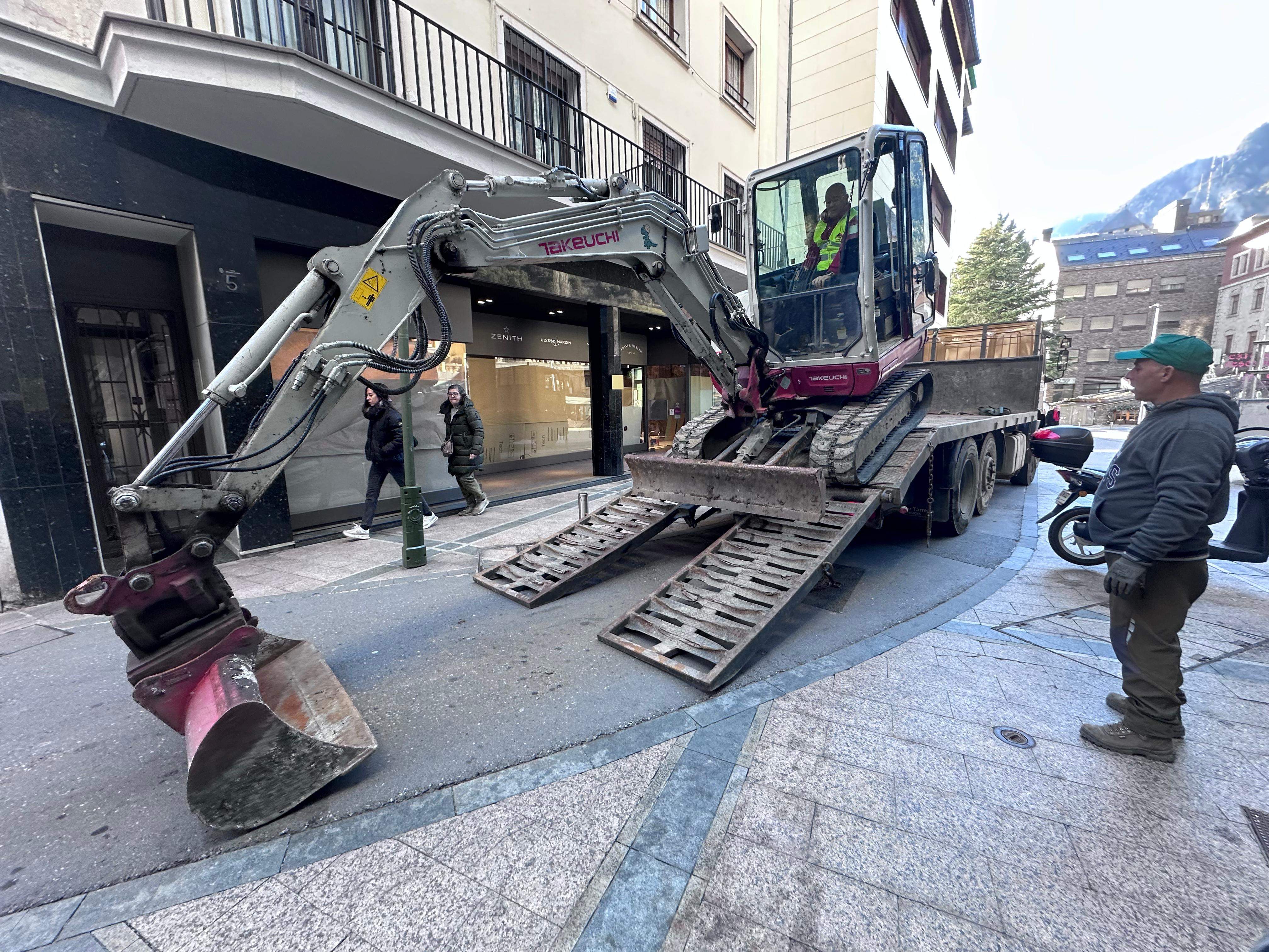 Moment en que descarregaven l'excavadora.