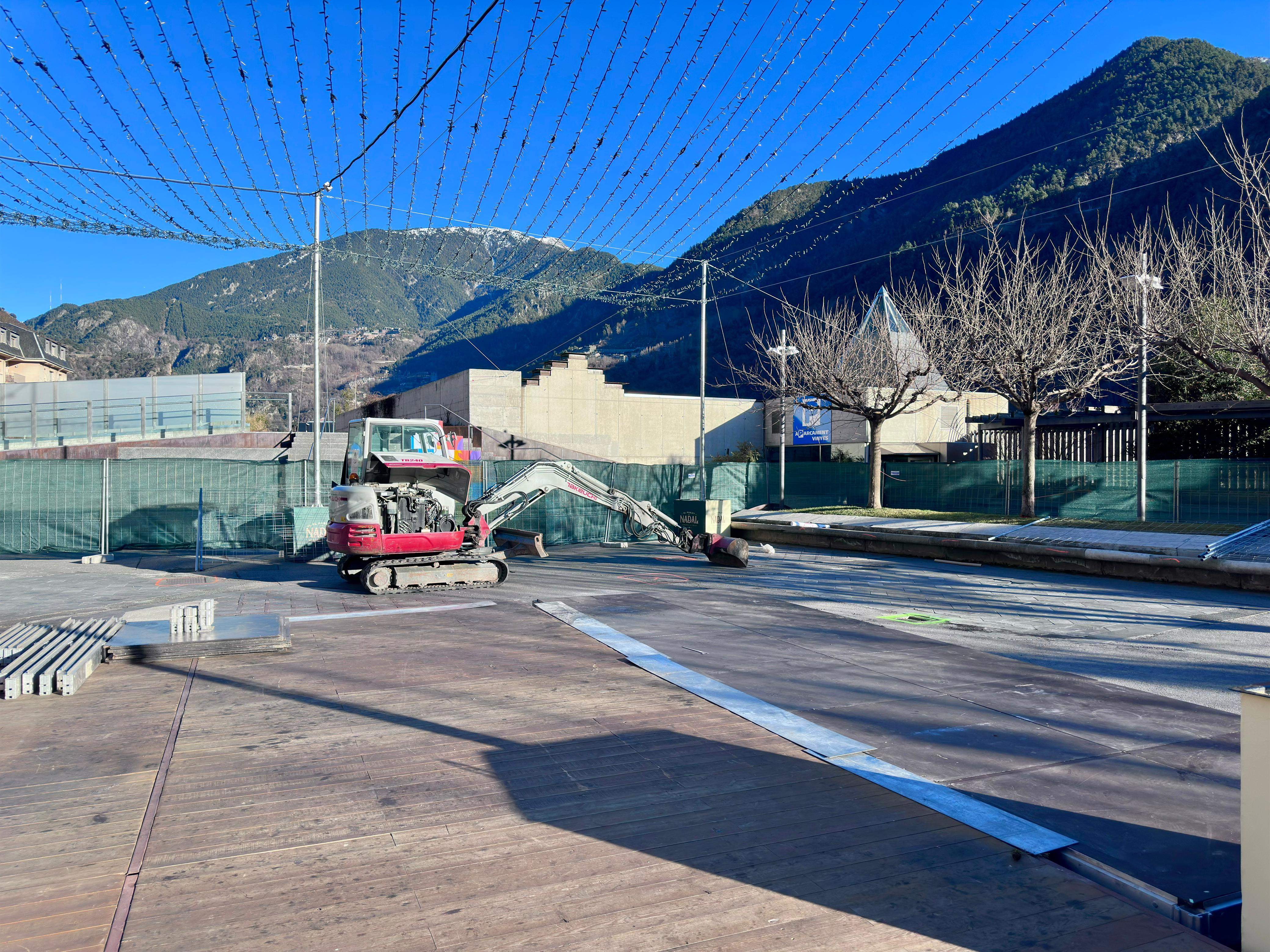 La maquinària ja es troba a la plaça del Poble.