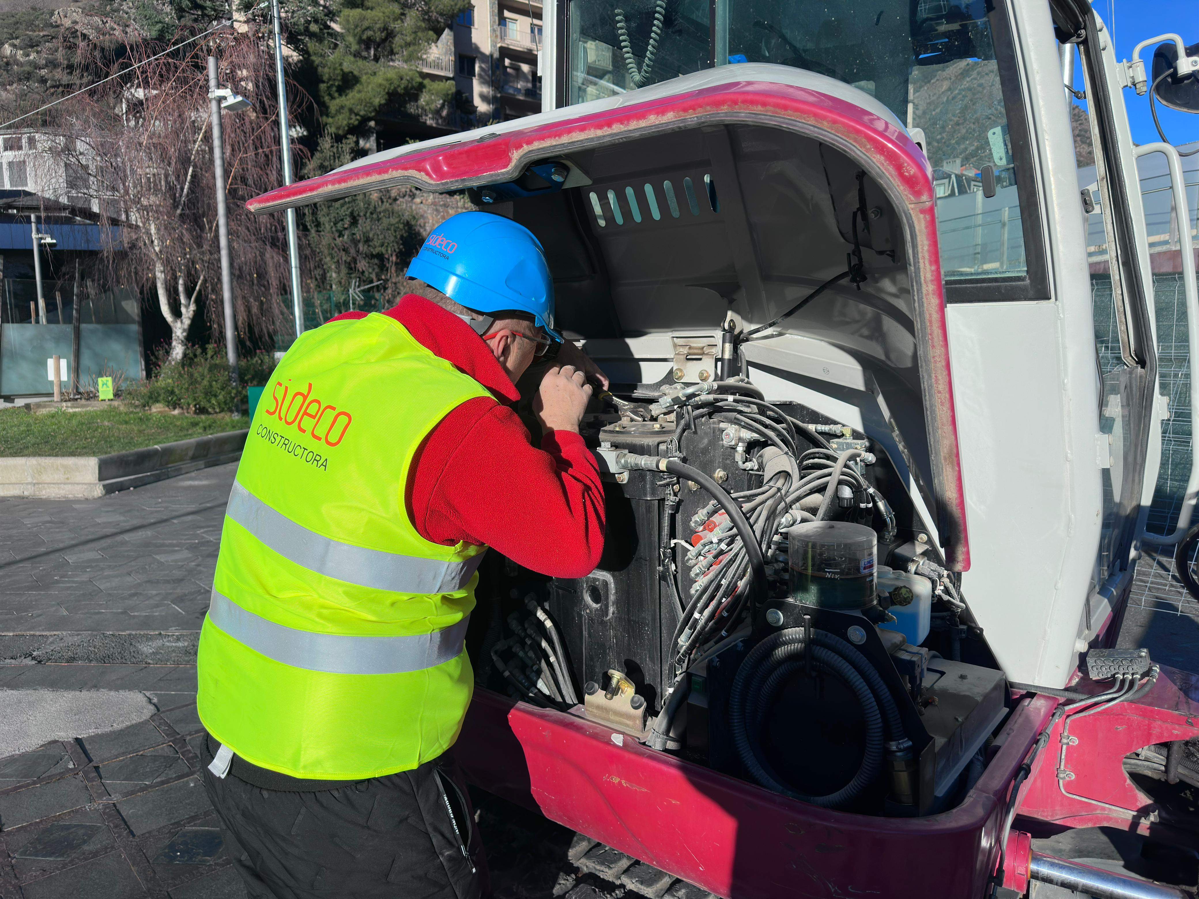 El tècnic de la constructora intentant arreglar un problema mecànic.