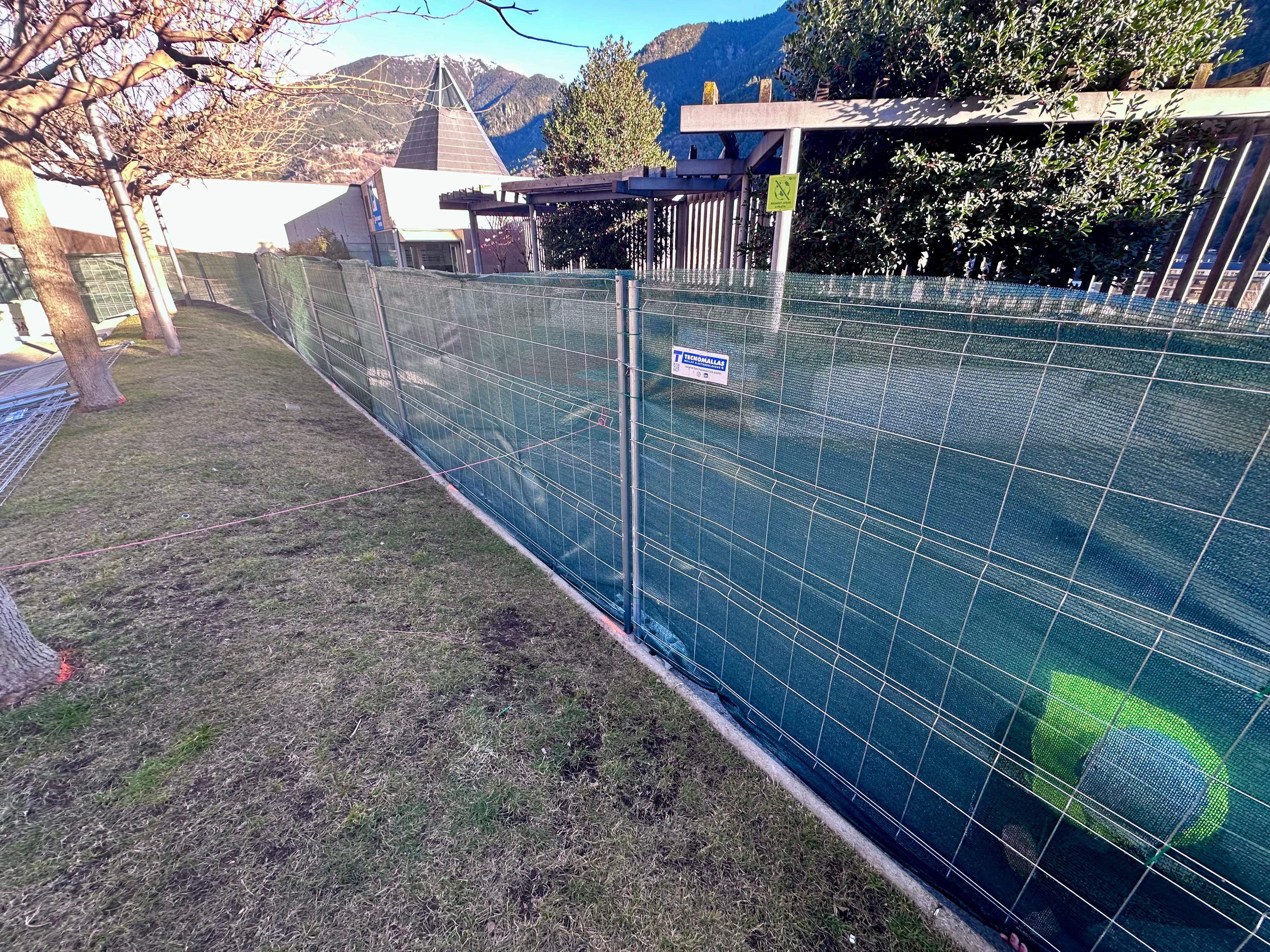 La col·locació de les tanques ha estat una de les primeres tasques que s'ha fet.