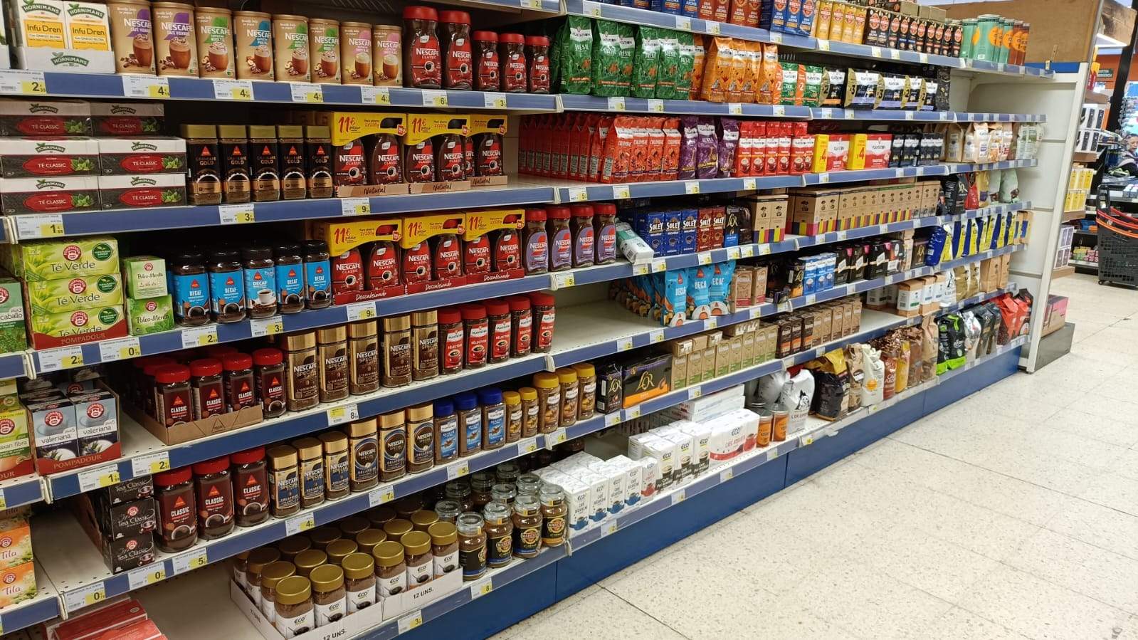 Una estanteria amb diversos productes de cafè.