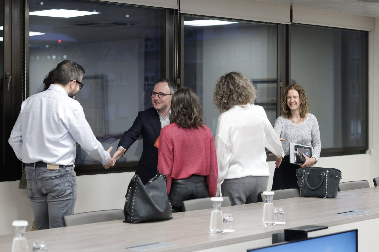 XAVIER ESPOT SALUDA A ALBERT DORCA ABANS DE LA REUNIÓ D'AQUEST DIMARTS.