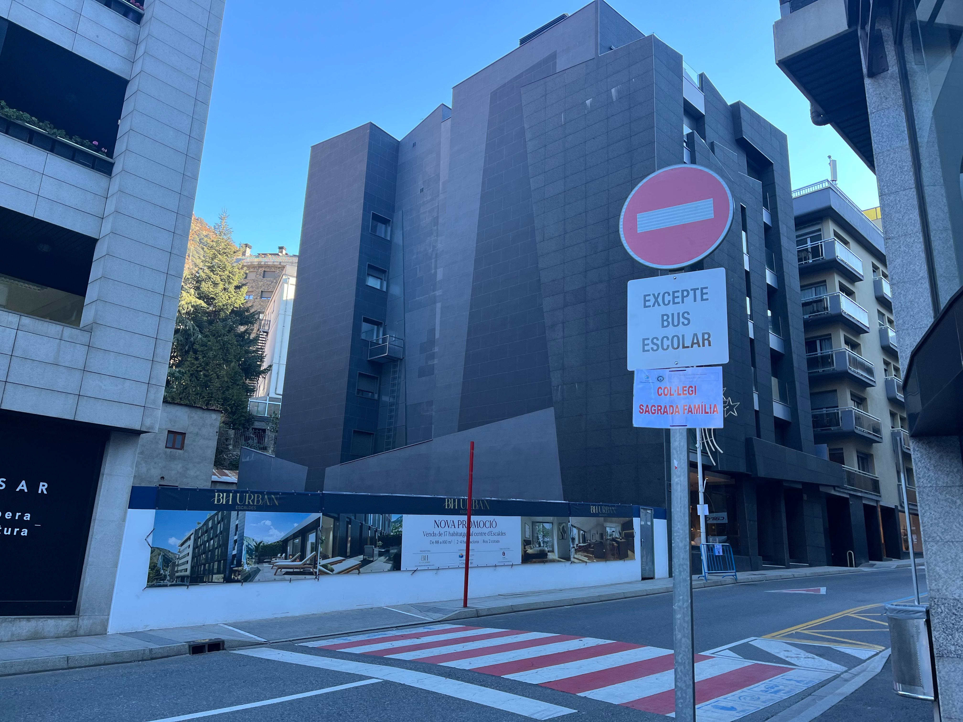 Senyalització que informa el canvi de circulació del carrer Josep Viladomat.