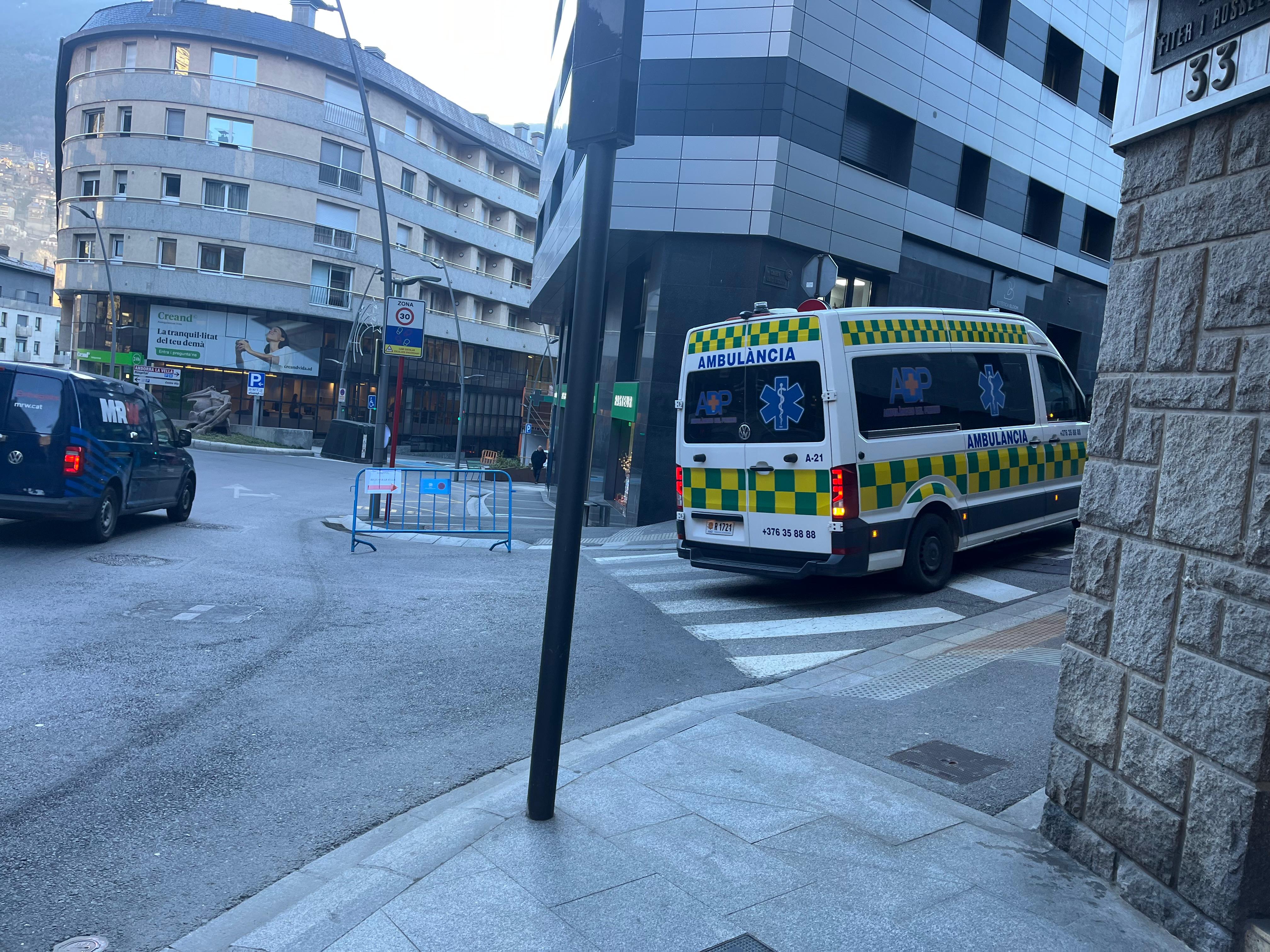 Una ambulància anant cap al carrer dels Escalls per accedir a l'Hospital.
