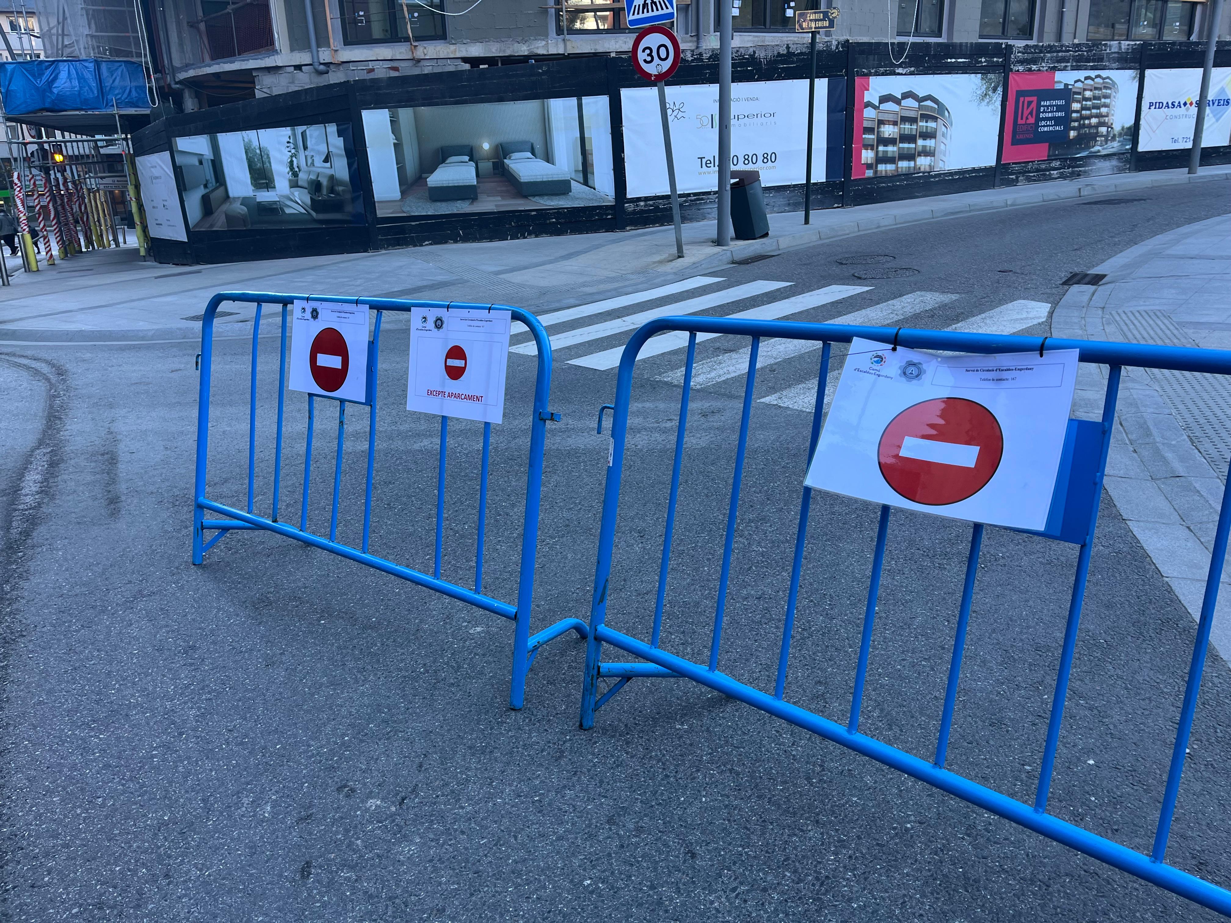 Senyalització que informa del tall del carrer Falgueró.