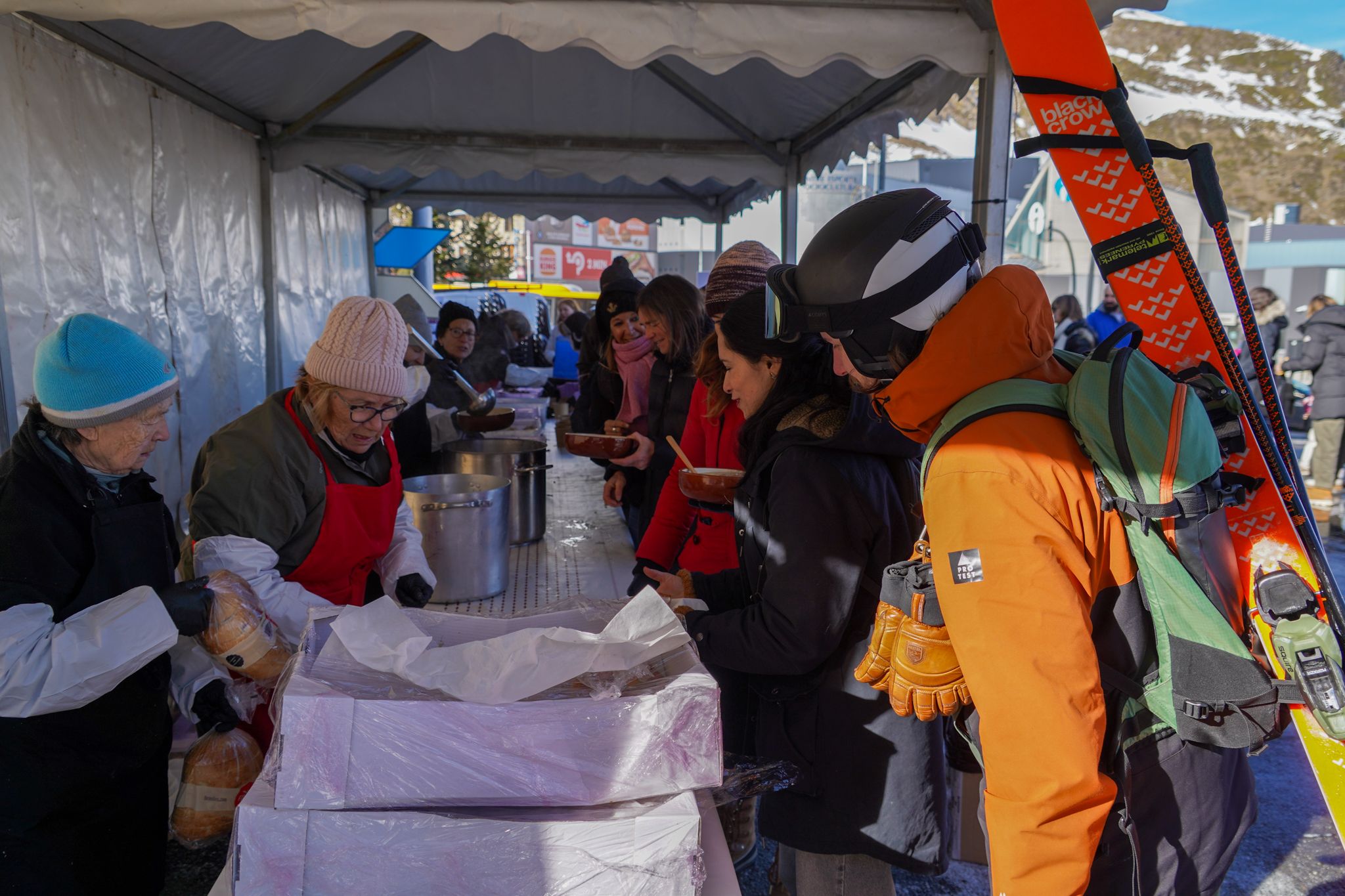 Ciutadans recollint l'escudella al Pas de la Casa. Ciutadans recollint l'escudella al Pas de la Casa.