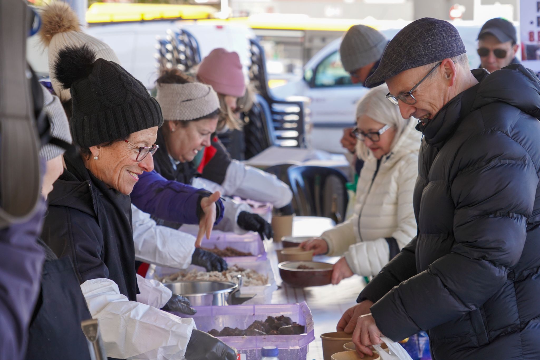 Ciutadans recollint l'escudella al Pas de la Casa. Ciutadans recollint l'escudella al Pas de la Casa.